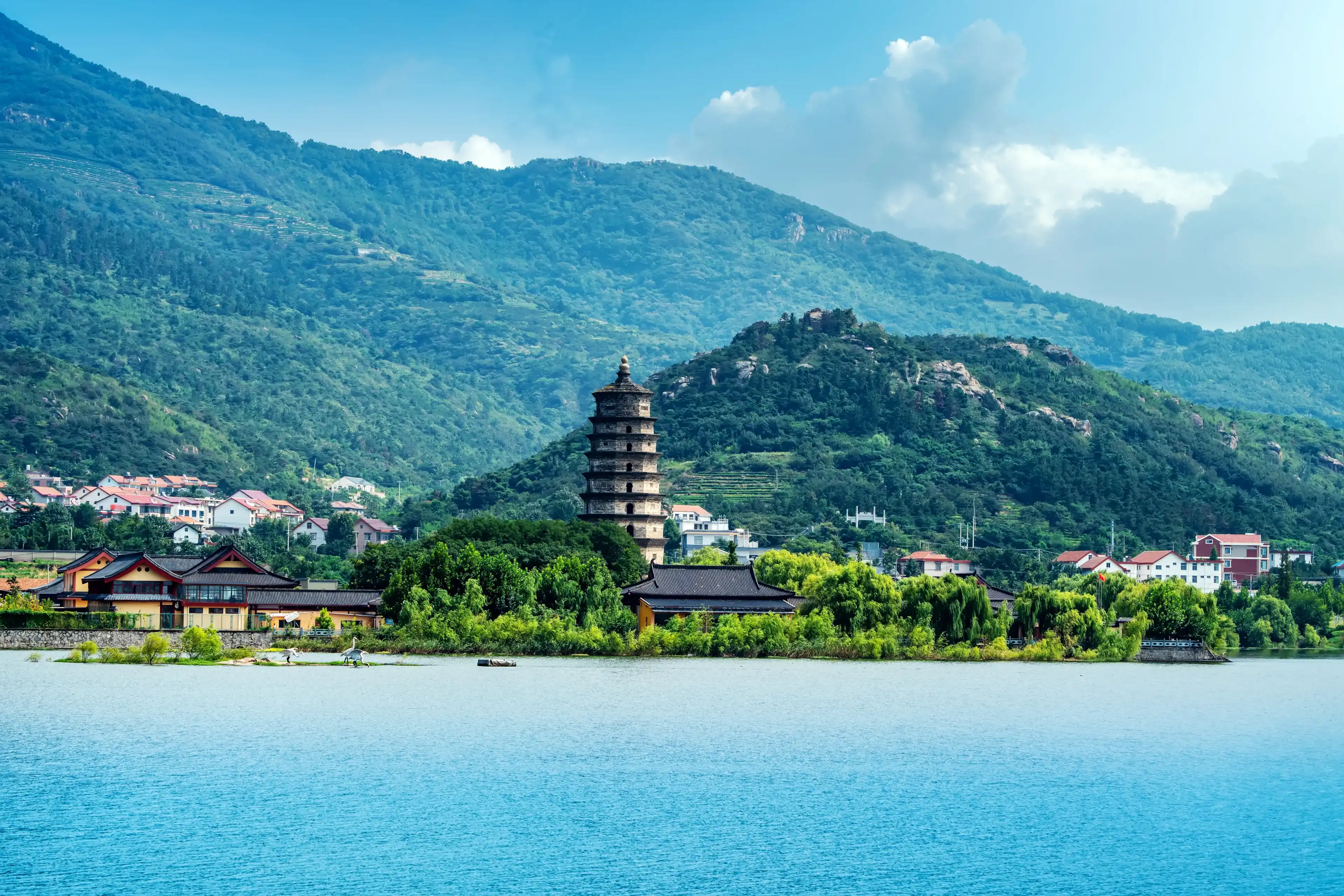 Lianyungang Huaguoshan Lake and Temple Pagoda Lianyungang Huaguoshan Lake and Temple Pagoda