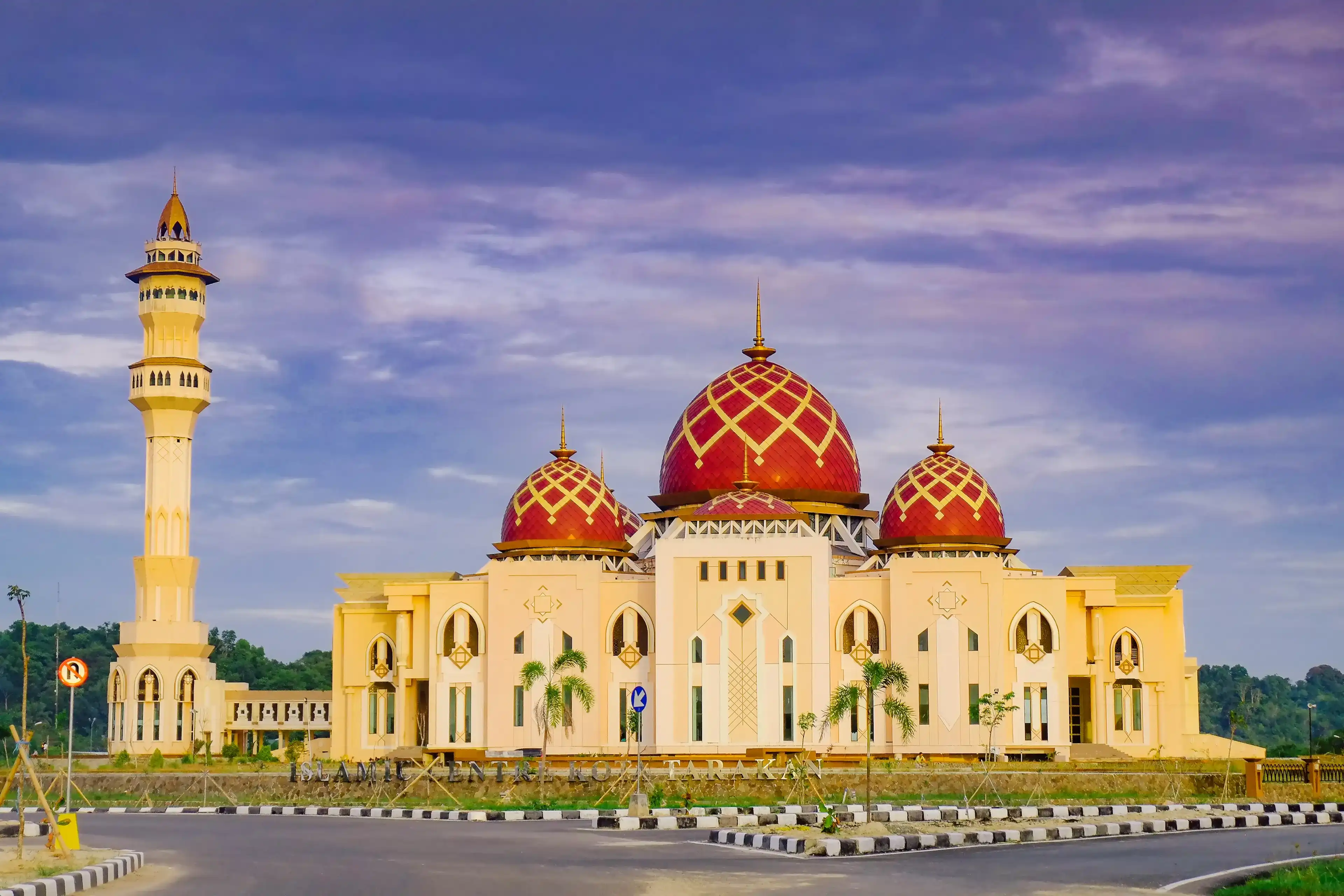 Islamic Center Tarakan merupakan lingkungan Masjid dengan kemegahan yang menawan di pusat kota Tarakan Kalimantan Utara.