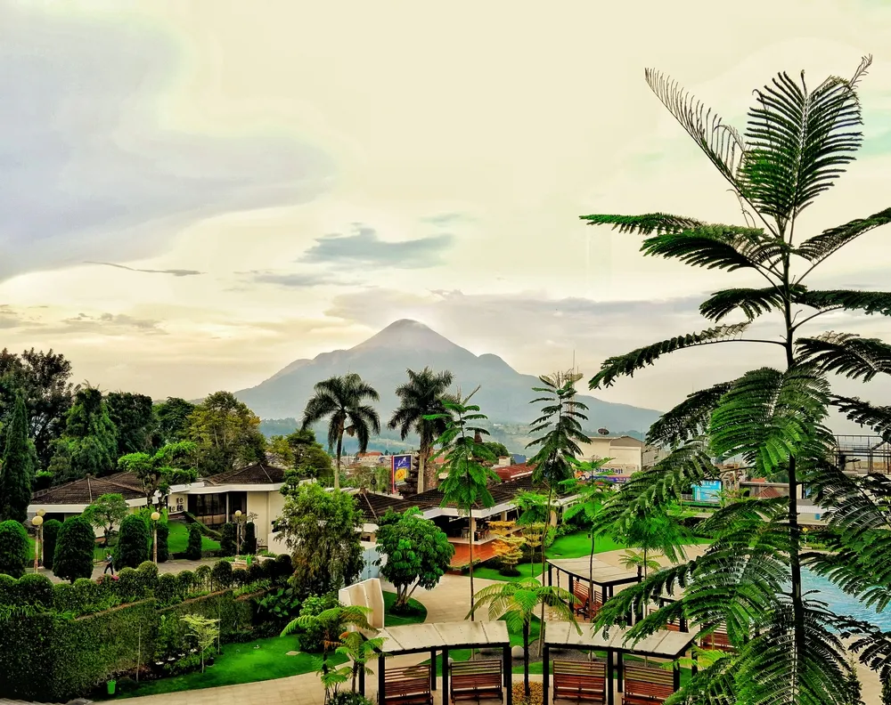 Sidoarjo, Indonesia.16 November 2024. photo of the charming view of the Penanggungan mountains, Pandaan, Pasuruan. attract tourists. photographed from Surya Hotel.