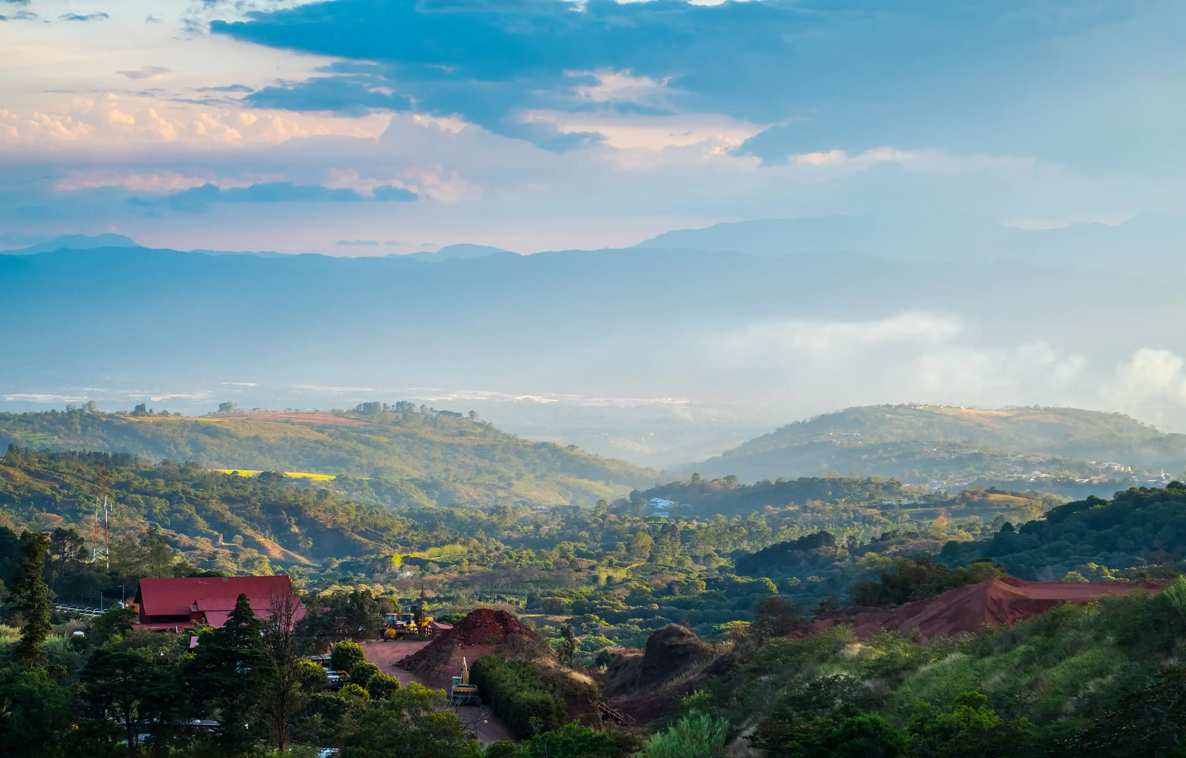 Вид на центральную долину Коста-Рики, район недалеко от столицы - города Сан-Хосе.