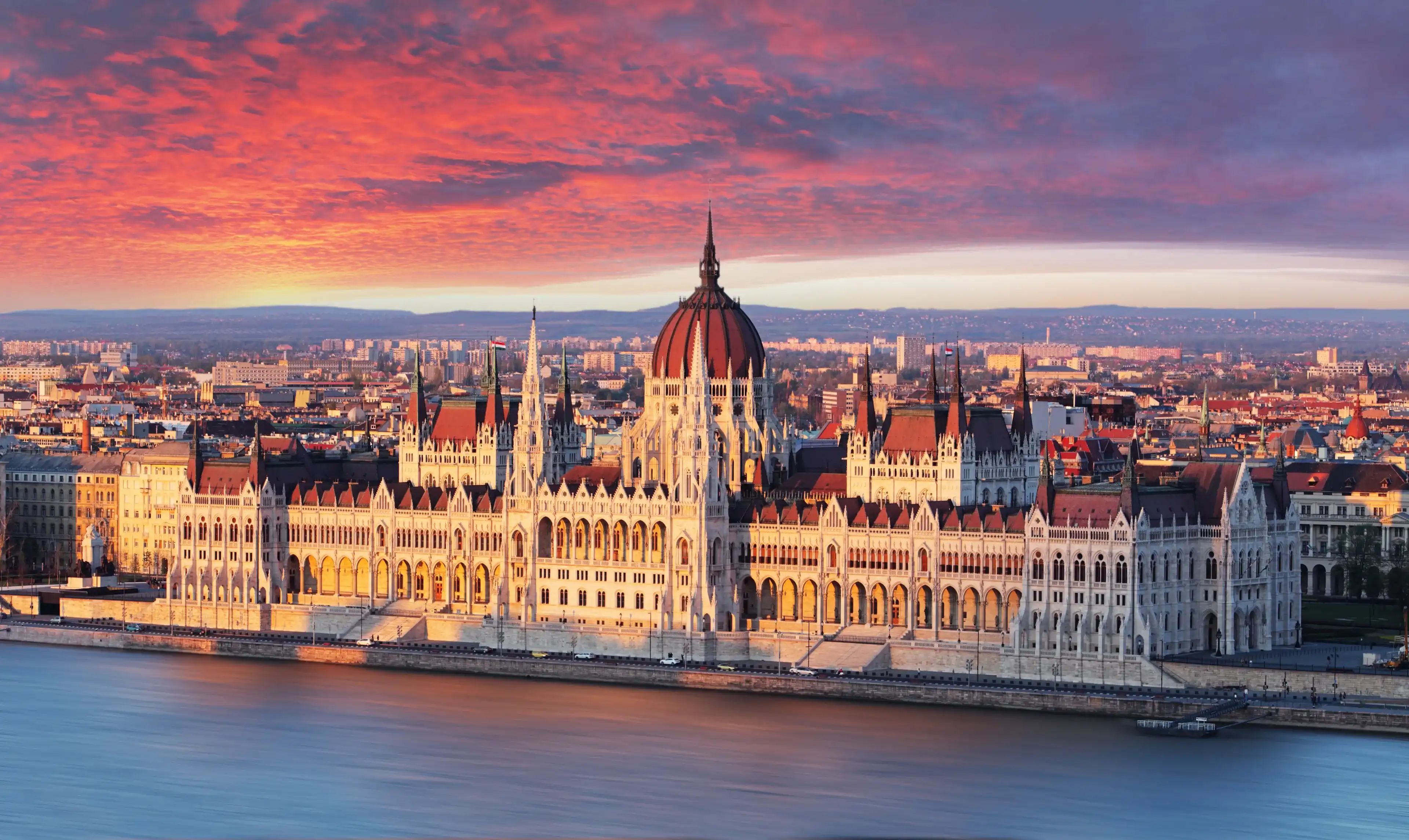 Парламент Будапешта на драматическом восходе солнца