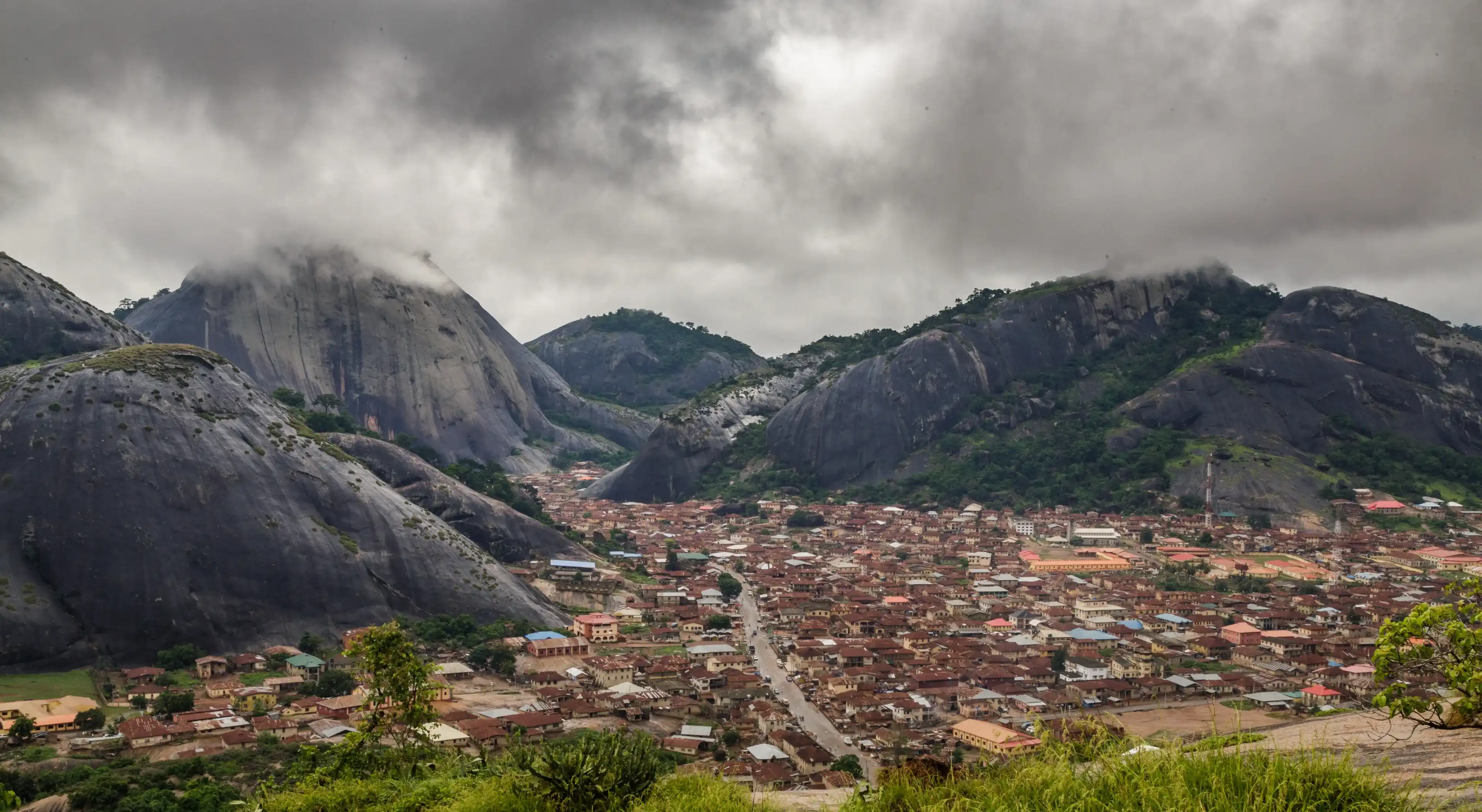 Idanre Hill , an awesome and beautiful natural landscapes in Nigeria. The people people of Idanre lived on these massive rocks for over a hundread year. Just under 30 kilometres southwest of Akure, On