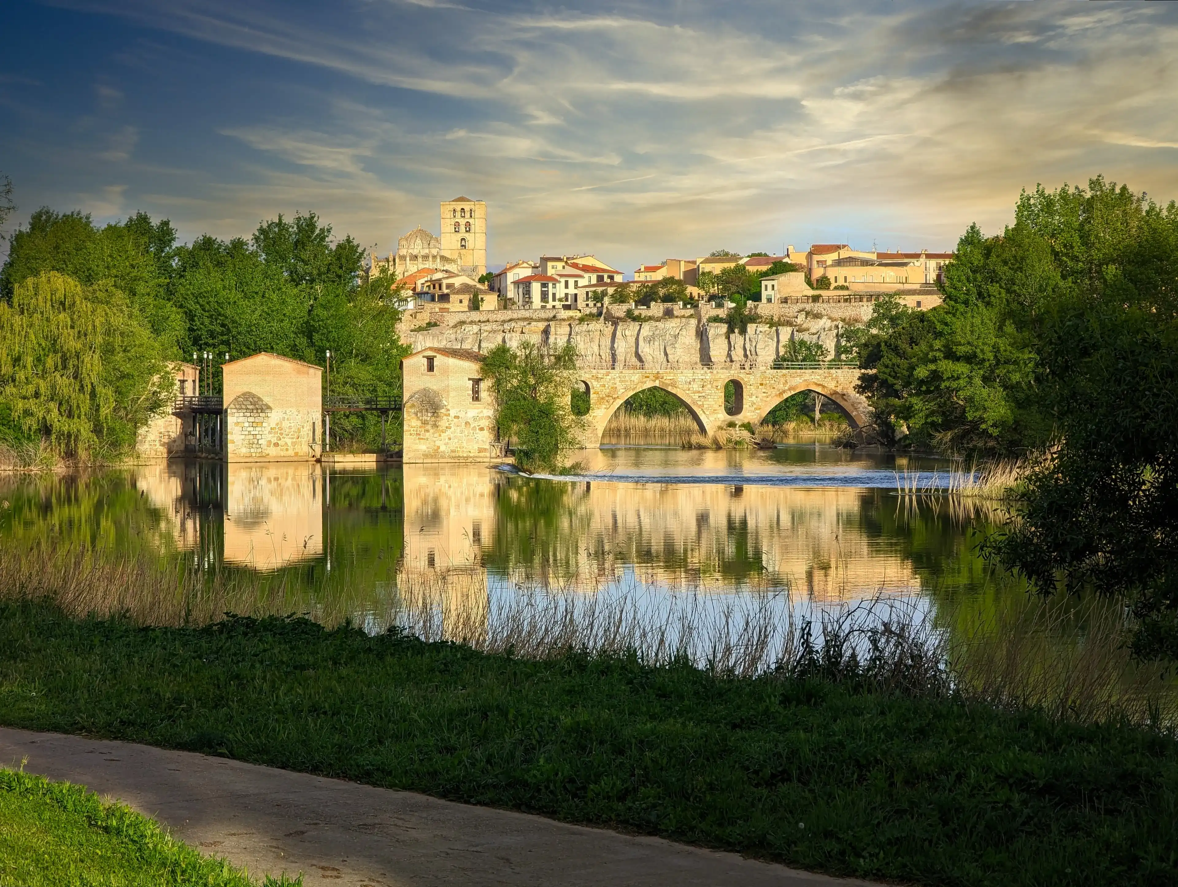 Zamora seen form Douro riverside, Zamora province, Spain Zamora seen form Douro riverside, Zamora province, Spain