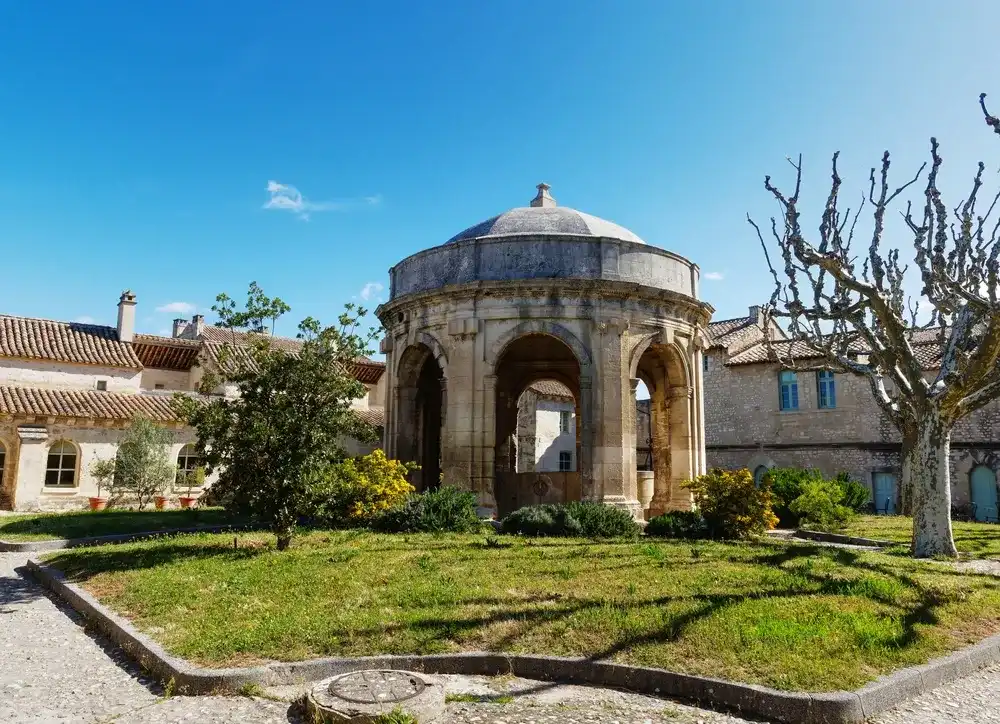 Historic monumental well inside carthusian monastery of Chartreuse of Villeneuve-lès-Avignon, France Historic monumental well inside carthusian monastery of Chartreuse of Villeneuve-lès-Avignon, France