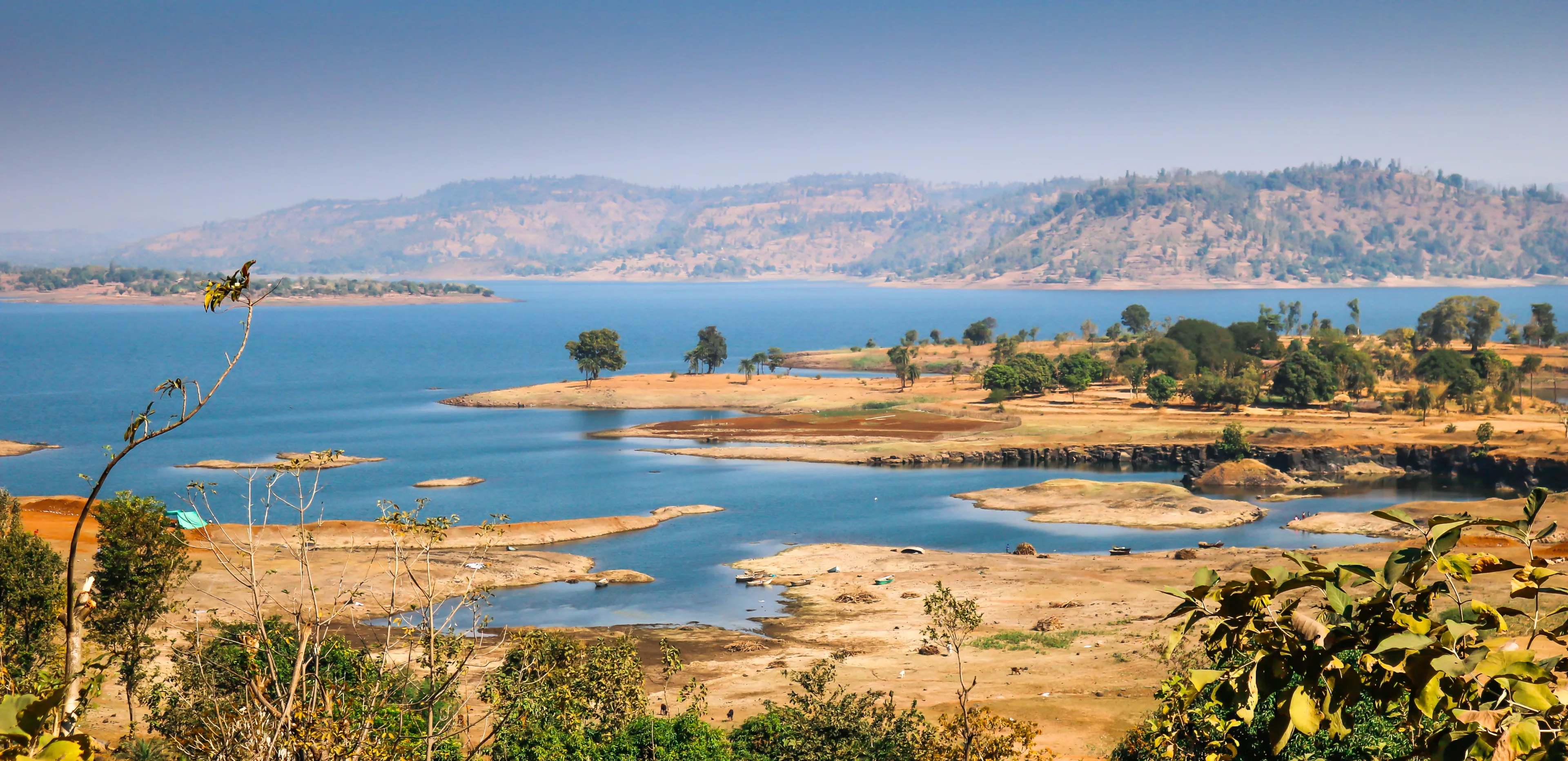 Dudhni Lake is one of the most scenic place and serene atmosphere with the huge waterfront in the Union Territory of India. Dudhni Lake is about 40 kms away from the Silvassa, Dadra and Nagar Haveli.