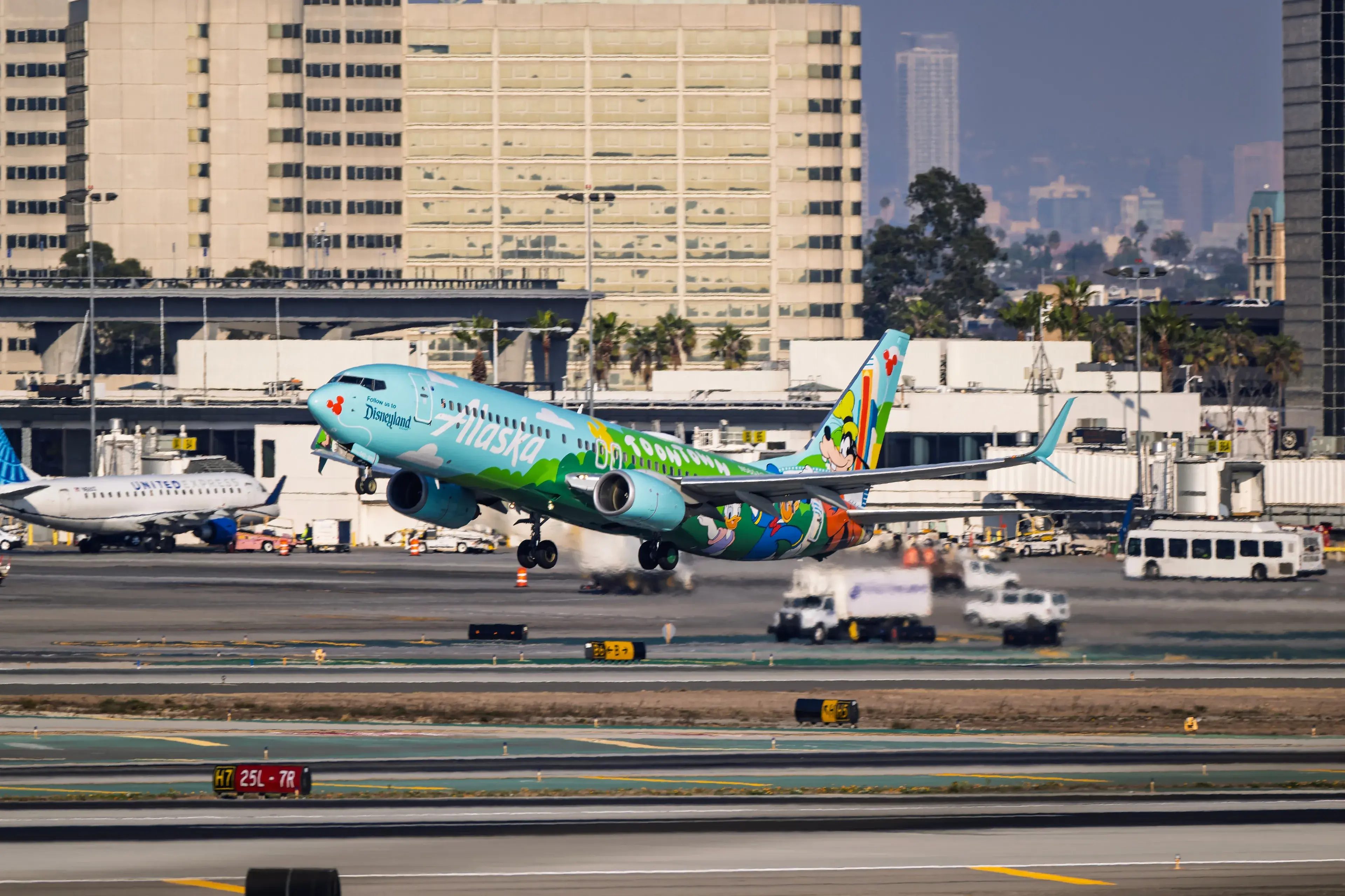 Los Angeles Intl. Airport 1-18-2025 Inglewood, CA USA Alaska Airlines Boeing 737-800 N565AS departure from 25R at Los Angeles International Airport Los Angeles Intl. Airport 1-18-2025 Inglewood, CA USA Alaska Airlines Boeing 737-800 N565AS departure from 25R at Los Angeles International Airport