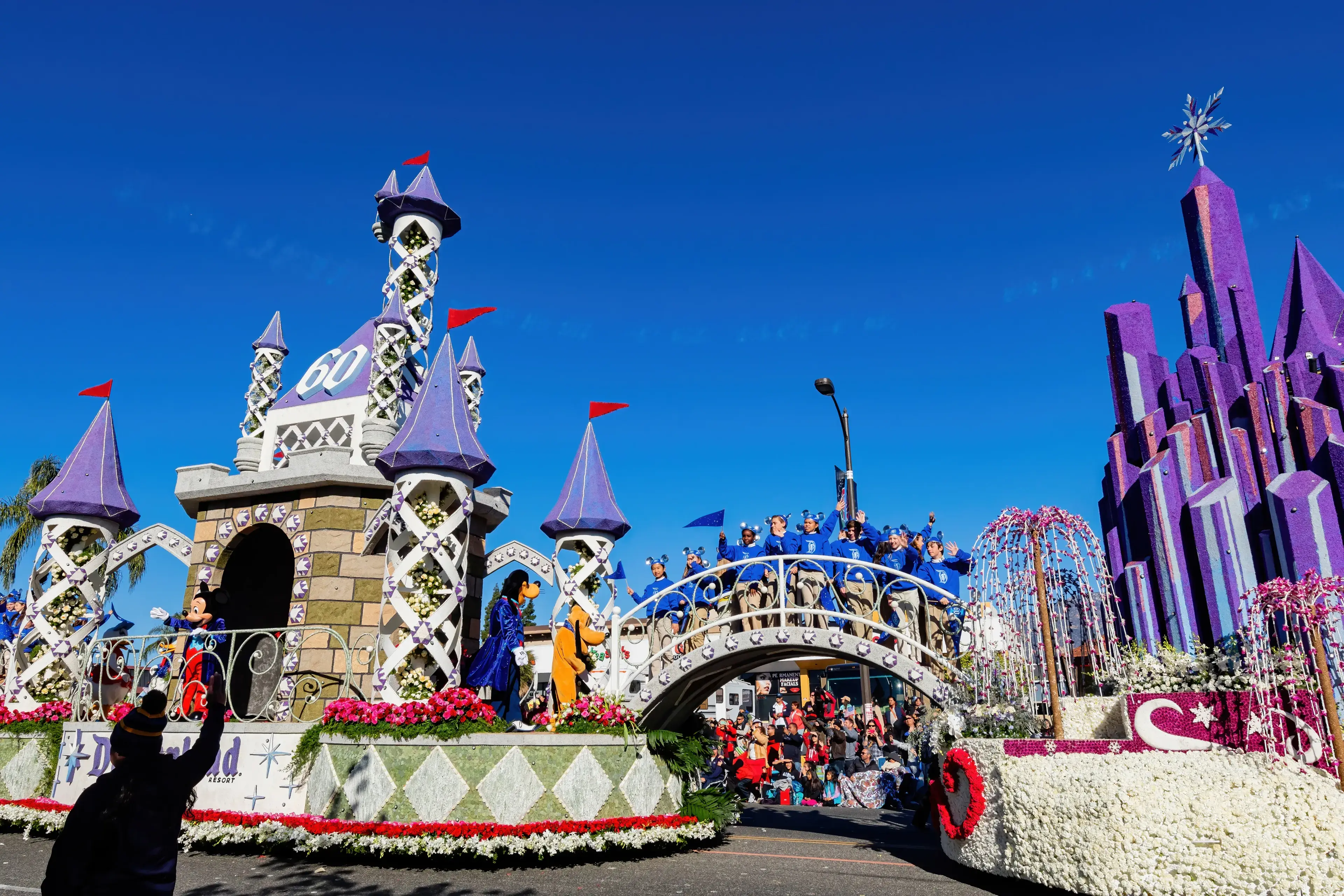 Pasadena, JAN 1, 2016 - Sunny view of the famous Rose Parade Pasadena, JAN 1, 2016 - Sunny view of the famous Rose Parade