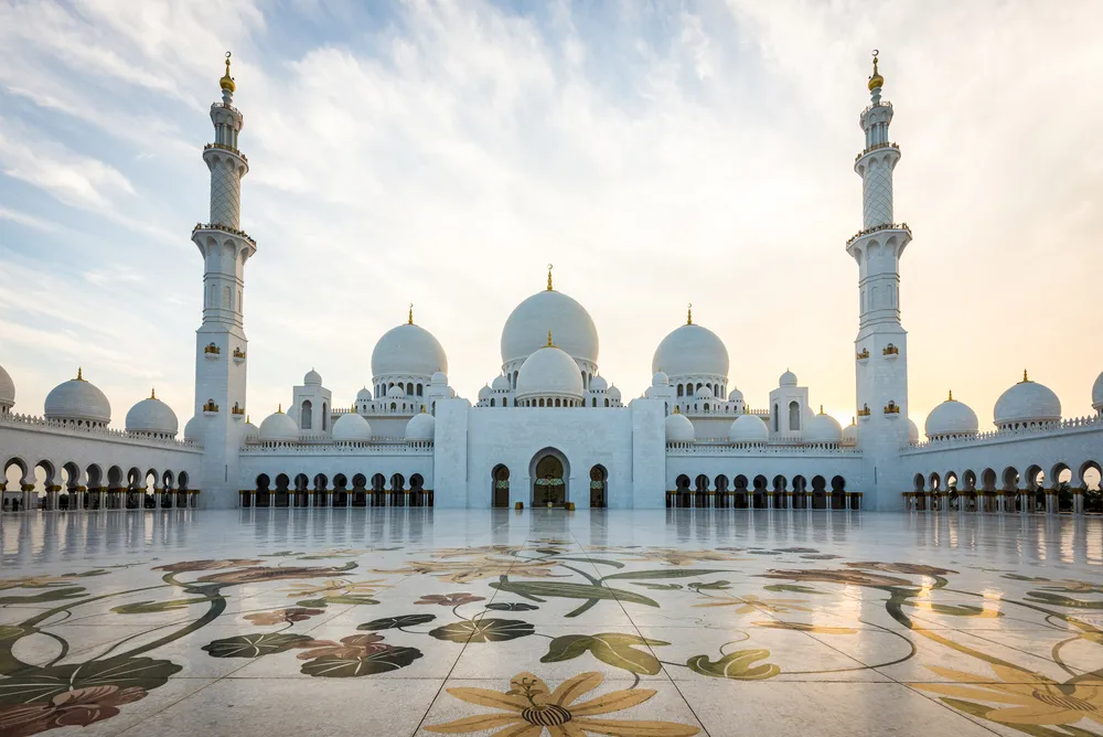 Sheikh Zayed Grand Mosque at dusk (Abu-Dhabi, UAE)