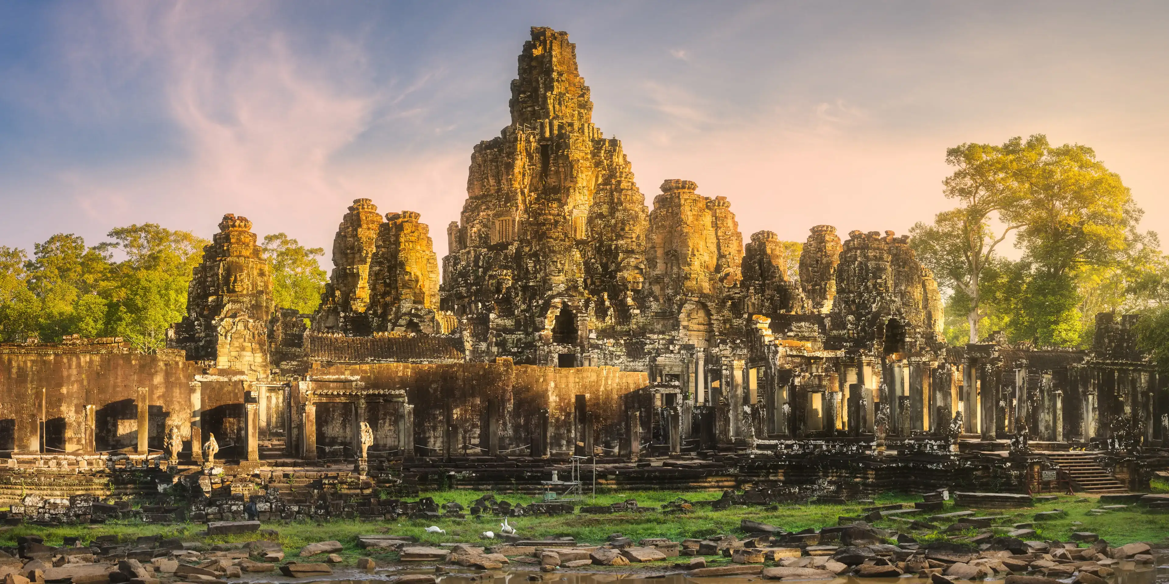 Вид на древний храм Байон Ангкор комплекс с каменными лицами Будда Сием Рипа на закате, Камбоджа