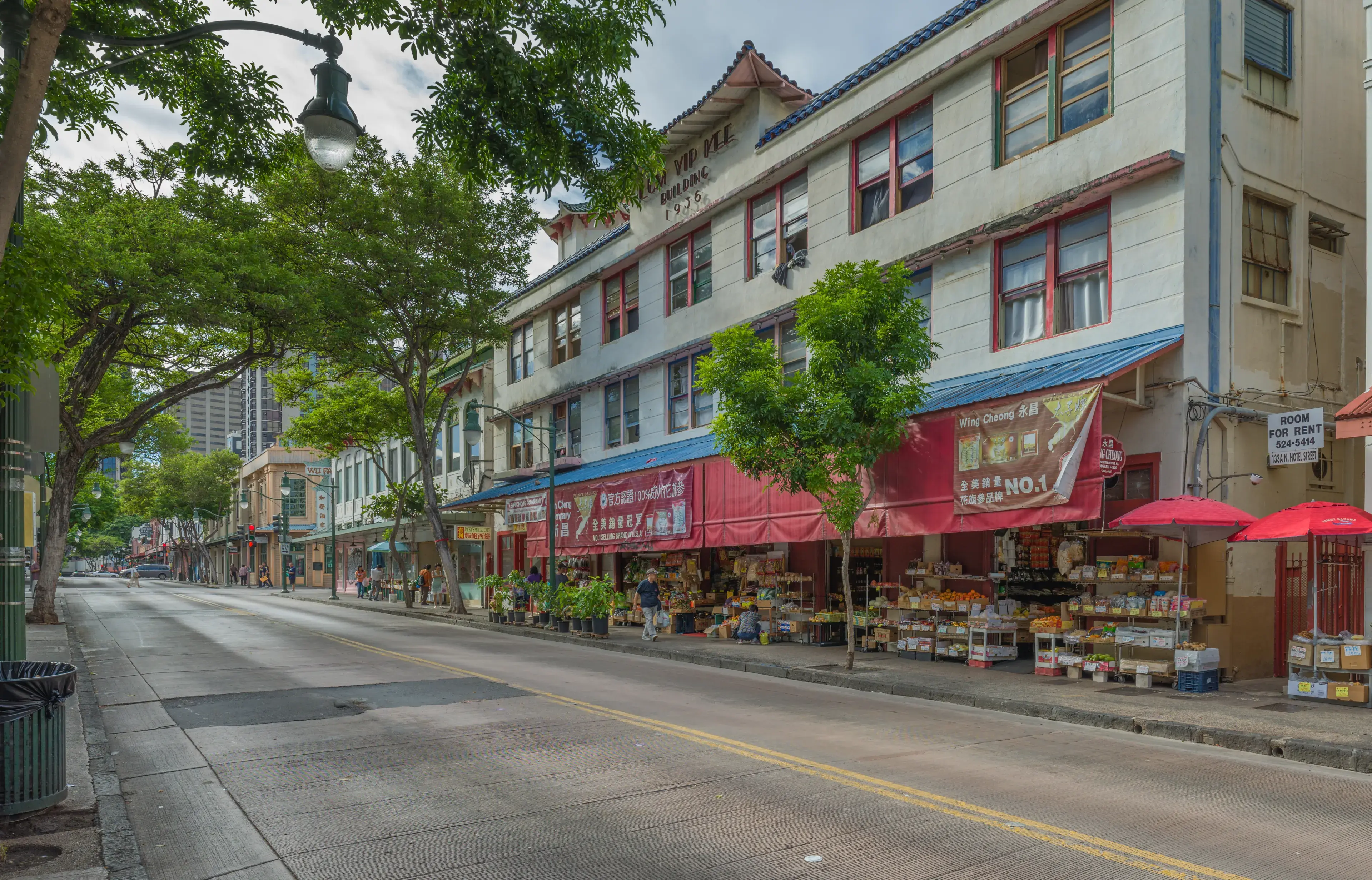 Honolulu, Hawaii, USA. Nov. 15, 2018. North Hotel Street panorama in Chinatown as early shoppers buy food. Honolulu, Hawaii, USA. Nov. 15, 2018. North Hotel Street panorama in Chinatown as early shoppers buy food.