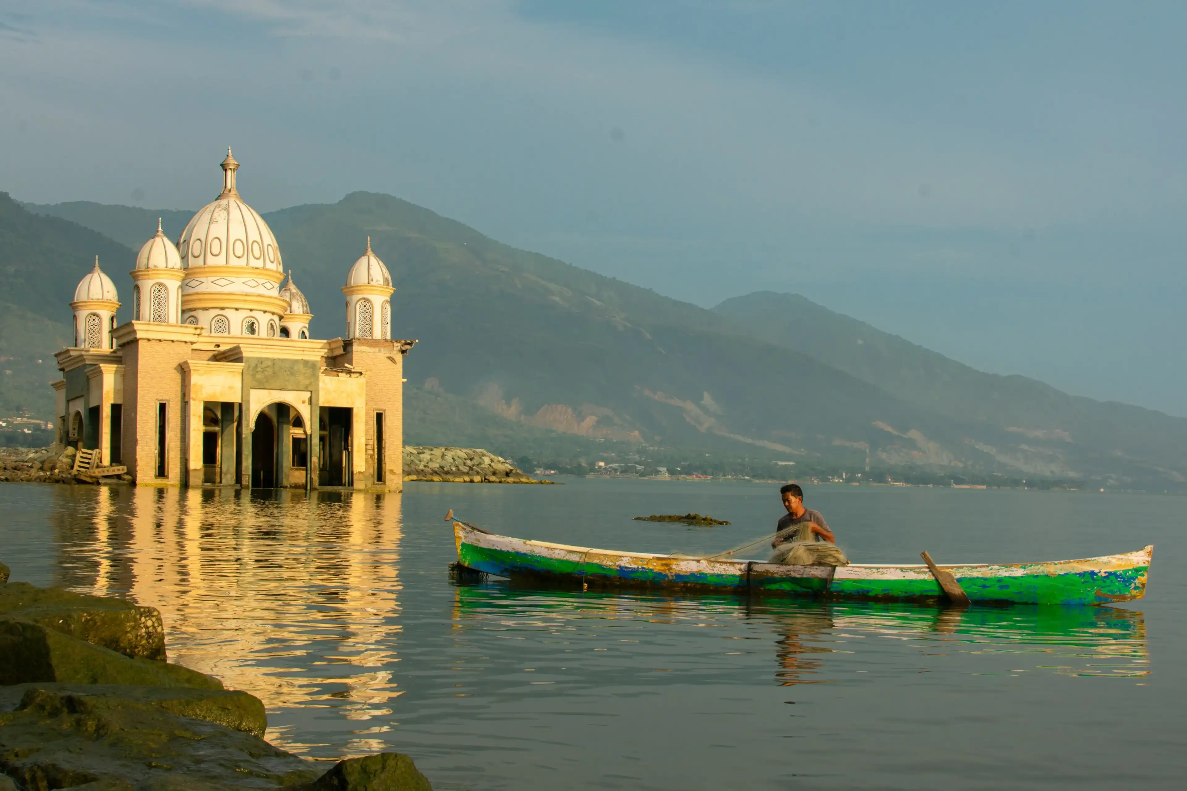 Palu, Indonesia - 8 september 2023 - Fishing activity near the floating mosque palu, Central Sulawesi, Indonesia Palu, Indonesia - 8 september 2023 - Fishing activity near the floating mosque palu, Central Sulawesi, Indonesia