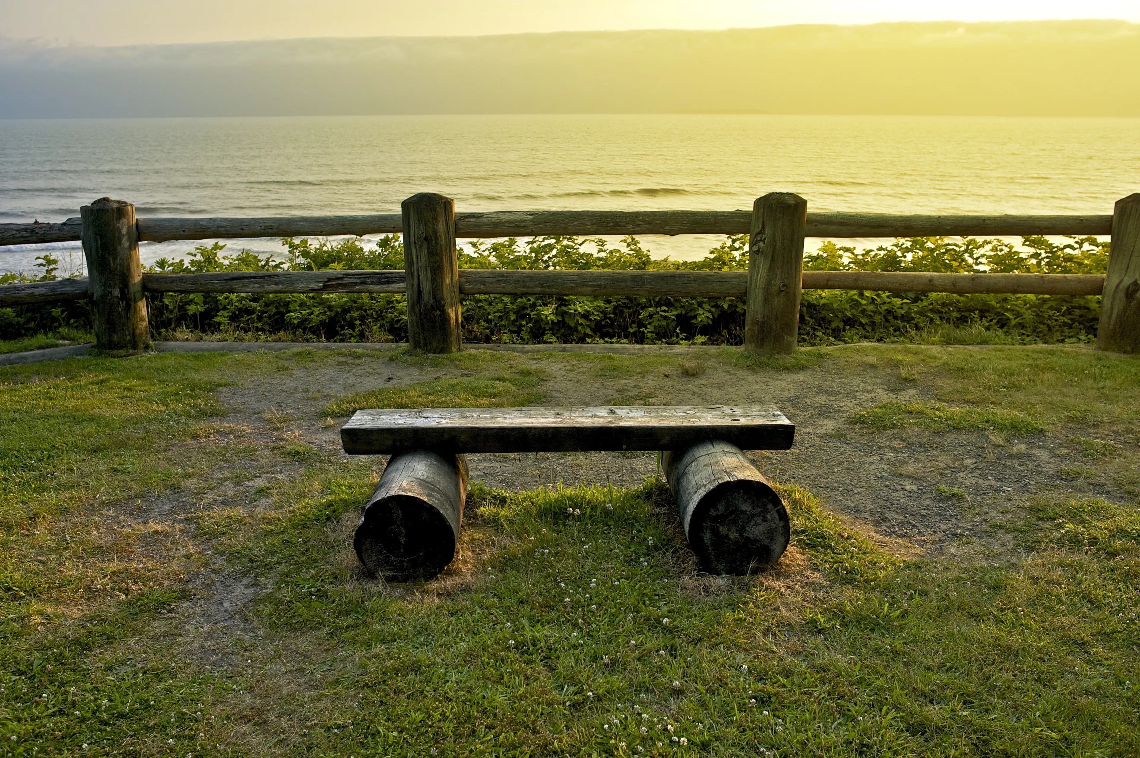 Ocean Front Bench - Small Wood Bench at Scenery Viewpoint. Washington State Olympic Peninsula. Recreation Photo Collection. Pacific Ocean.