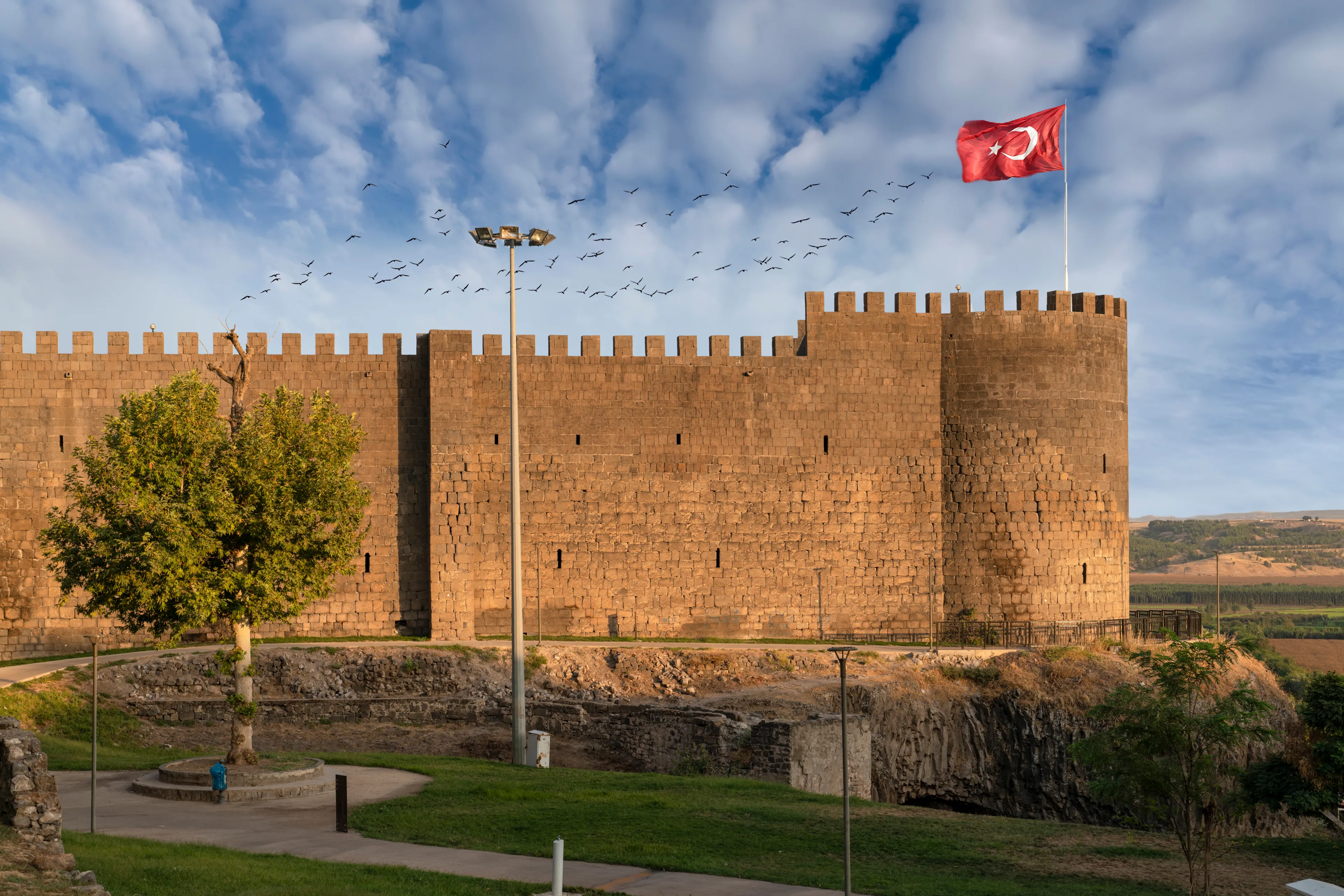 The wall of Diyarbakir (Diyarbakir surlari in Turkish) 