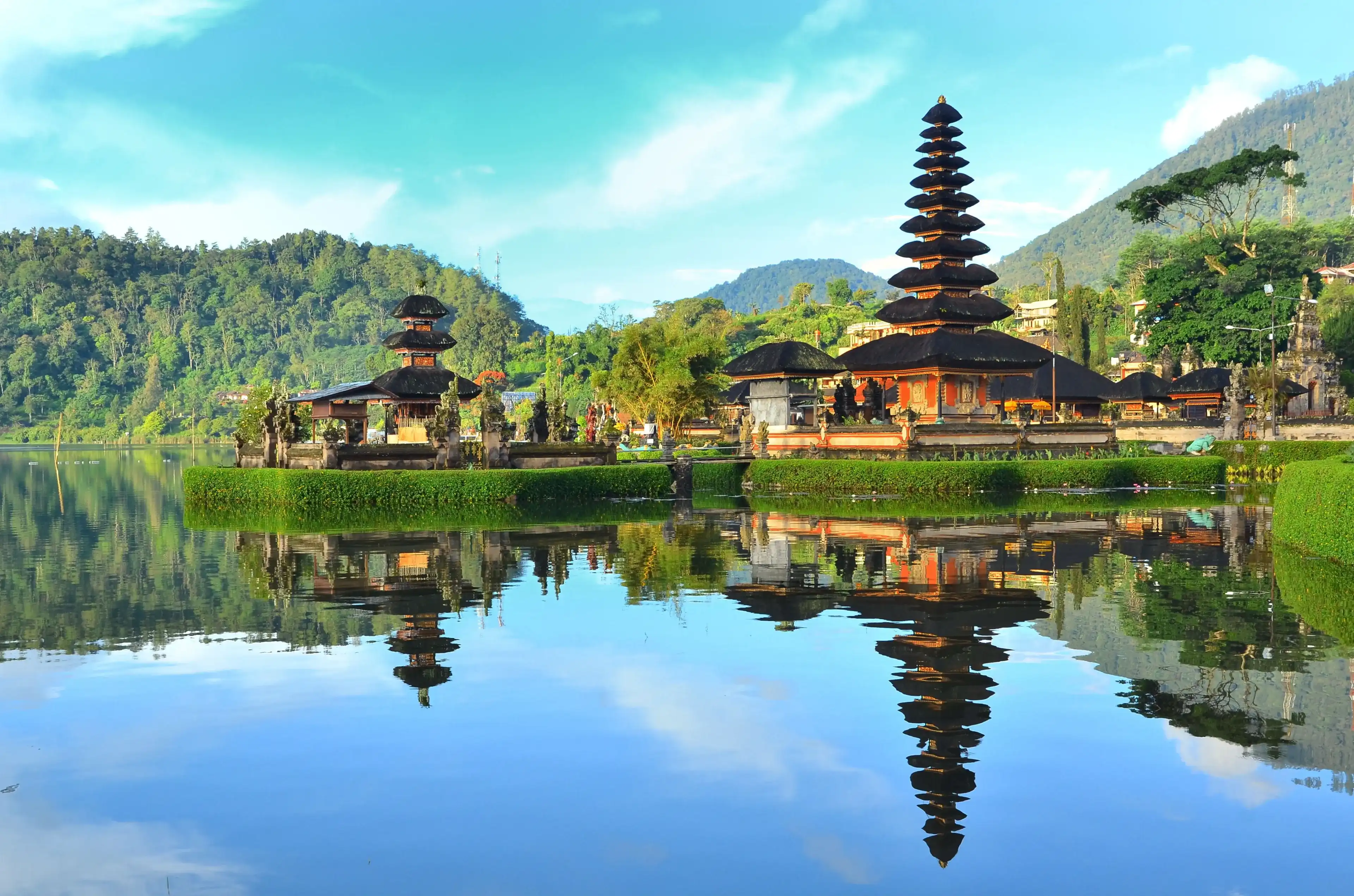 Храм Пура Улун Дану на озере Бератан на Бали Индонезия
