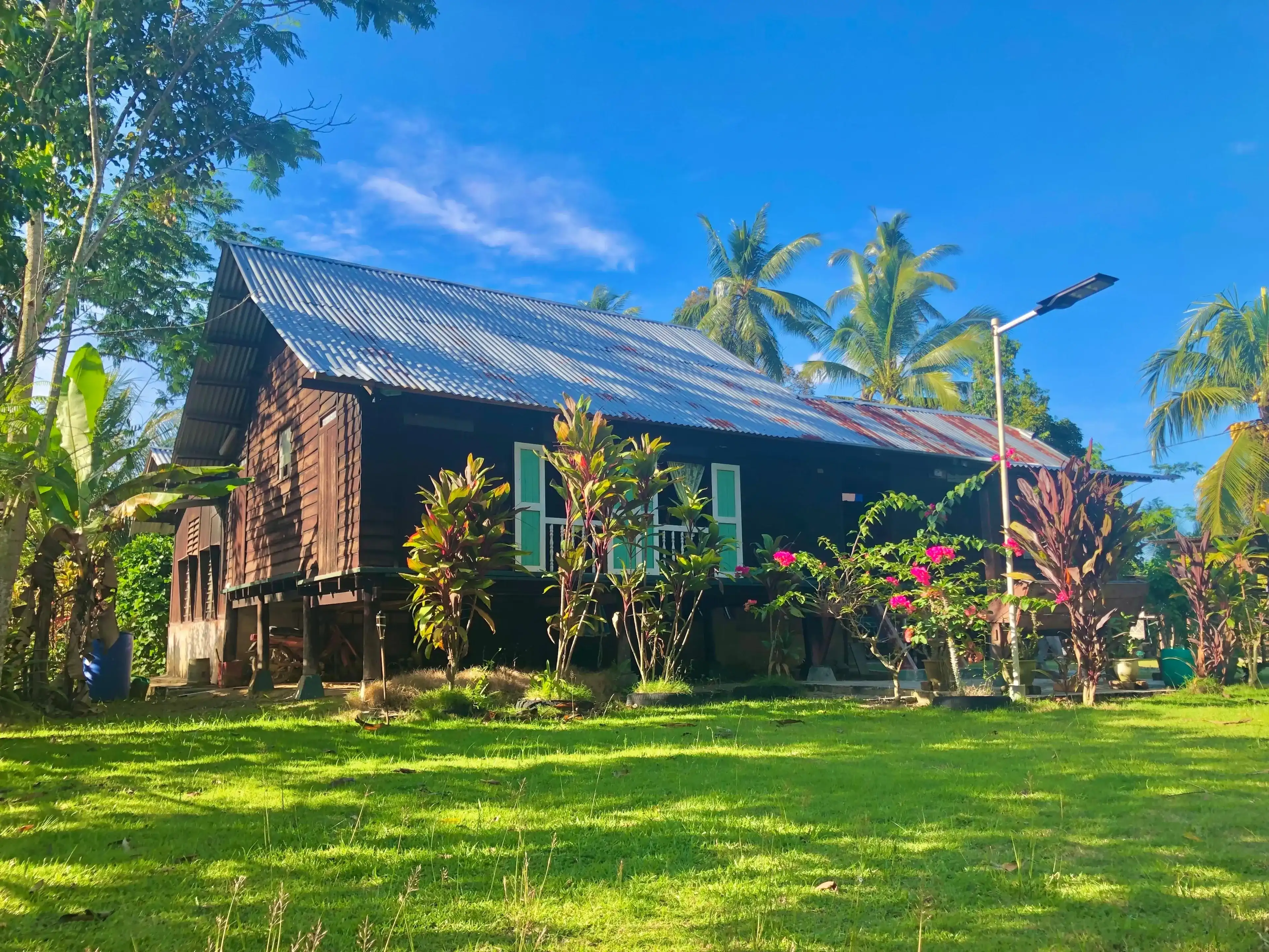 Rumah Kampung Cantik Dengan Laman Yang Luas Rumah Kampung Cantik Dengan Laman Yang Luas