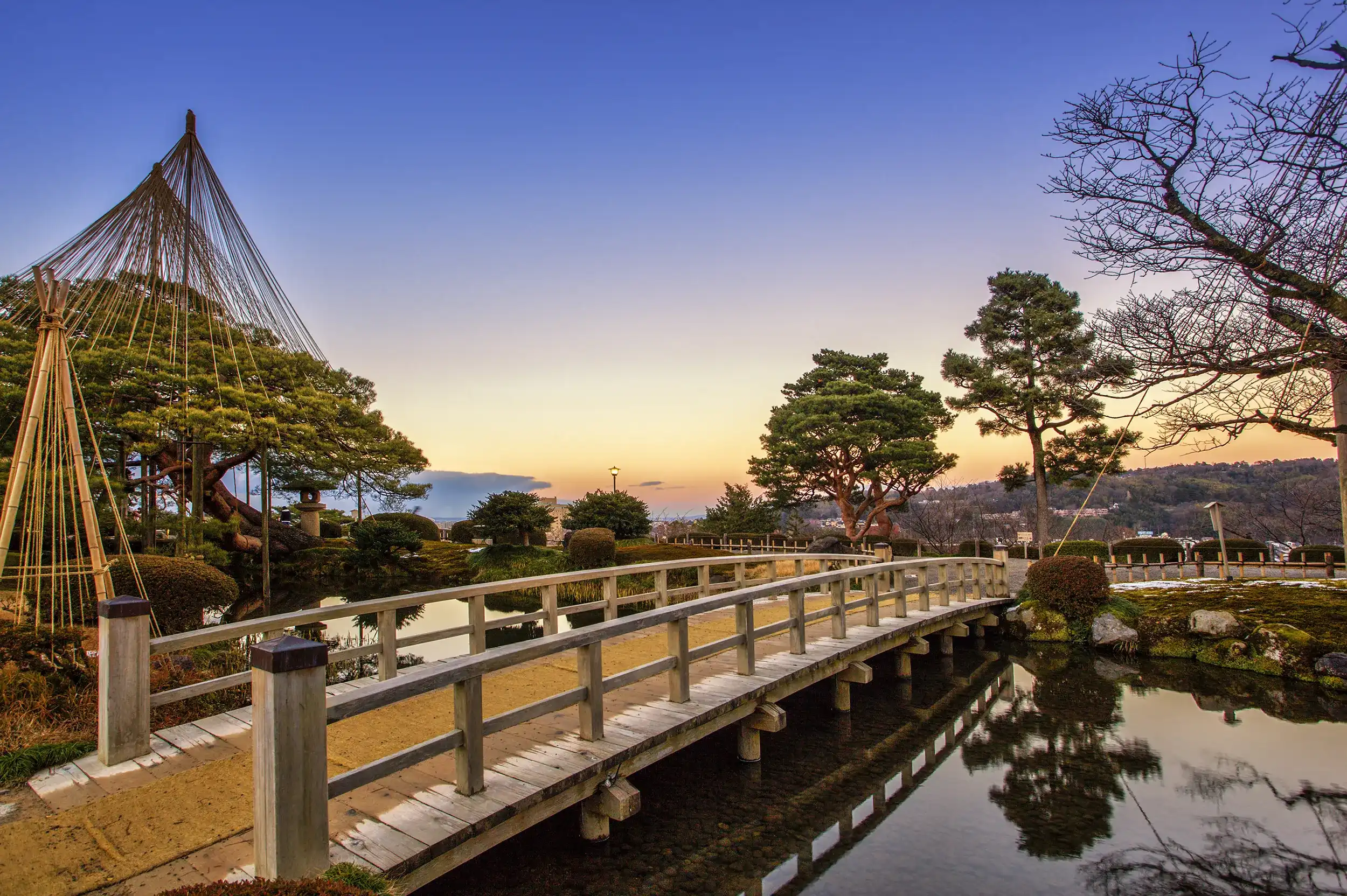 Kenrokuen in Kanazawa is justifiably classified as one of Japan's "three most beautiful landscape gardens" alongside Mito's Kairakuen and Okayama's Korakuen. 