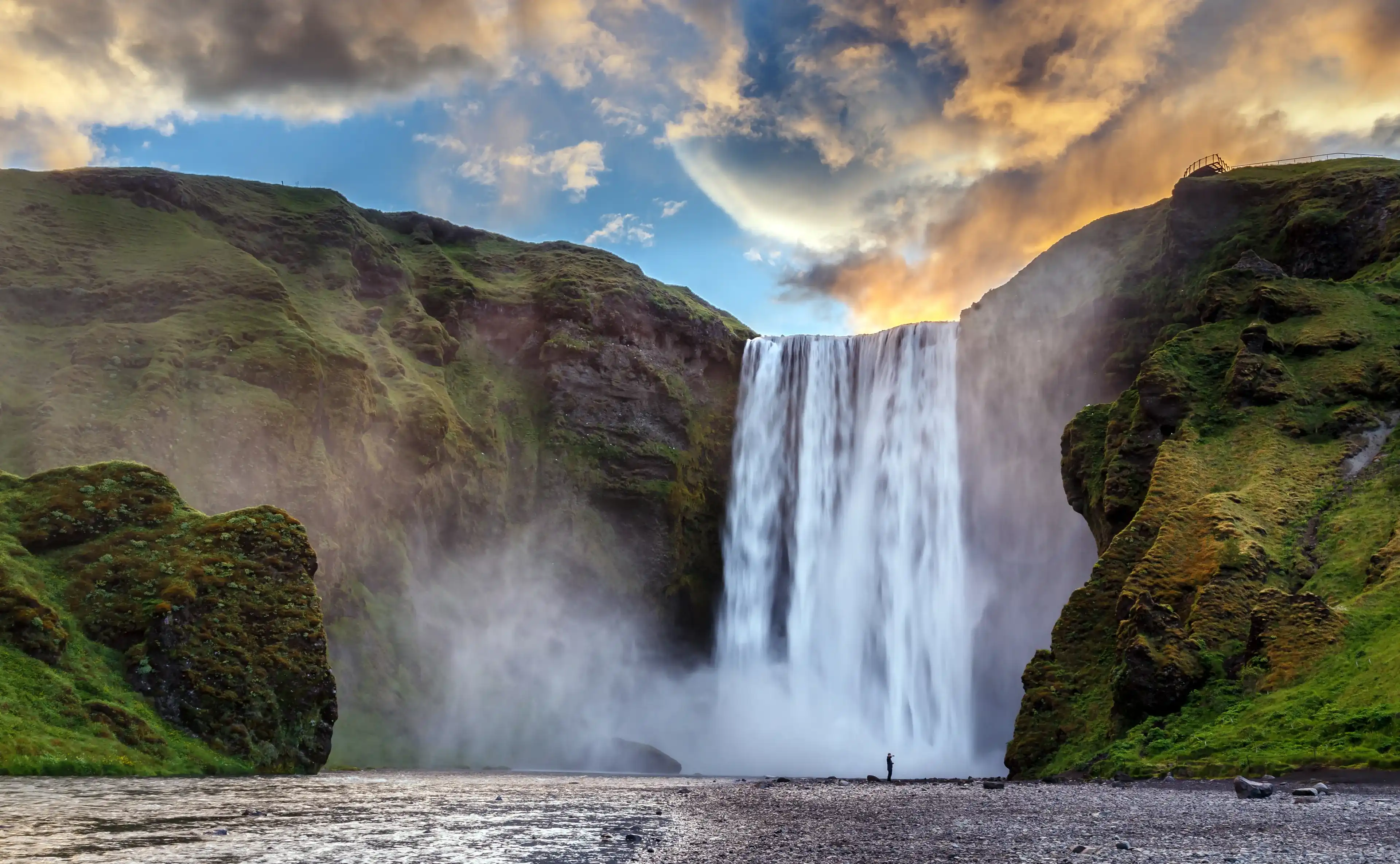 Величественная природа Исландии. Впечатляющий вид на водопад Скогафосс с ярким небом, светящимся солнечным светом во время восхода солнца. Skogafoss самое известное место Исландии. творческий художественный образ. открытка