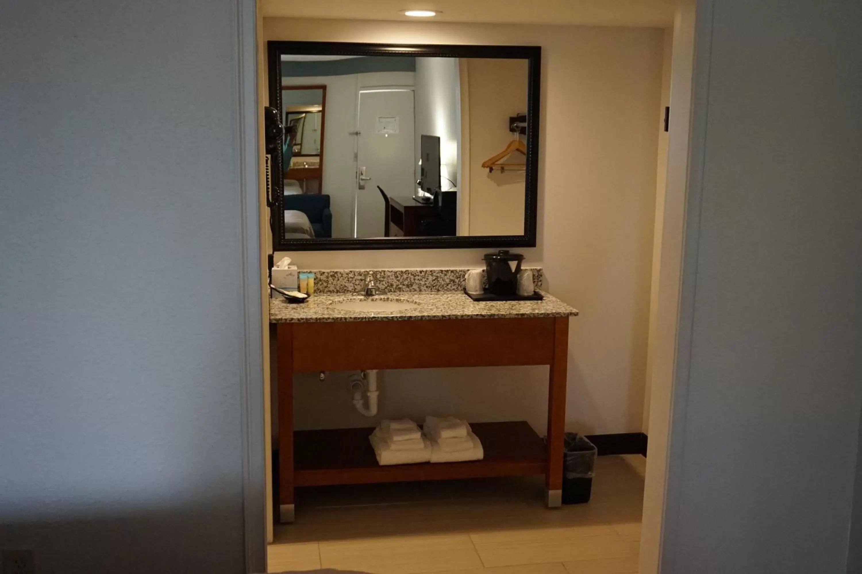 Property building, Bathroom in Smart Stay Inn - Saint Augustine