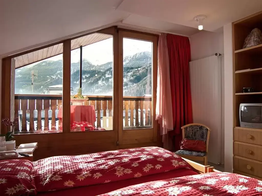 Bed in Poschiavo Suisse Hotel