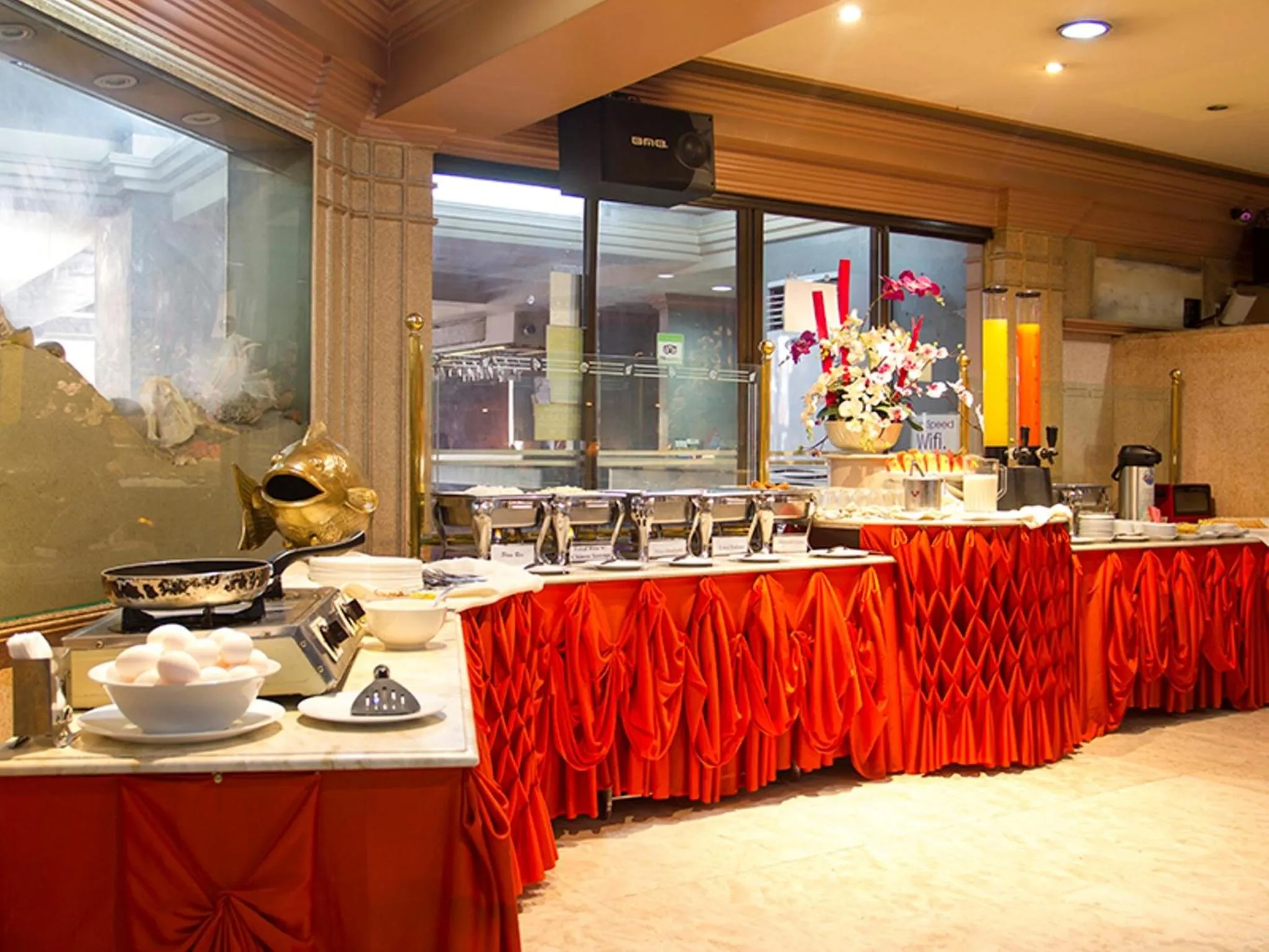 Restaurant/places to eat in Grand City Hotel Inc.
