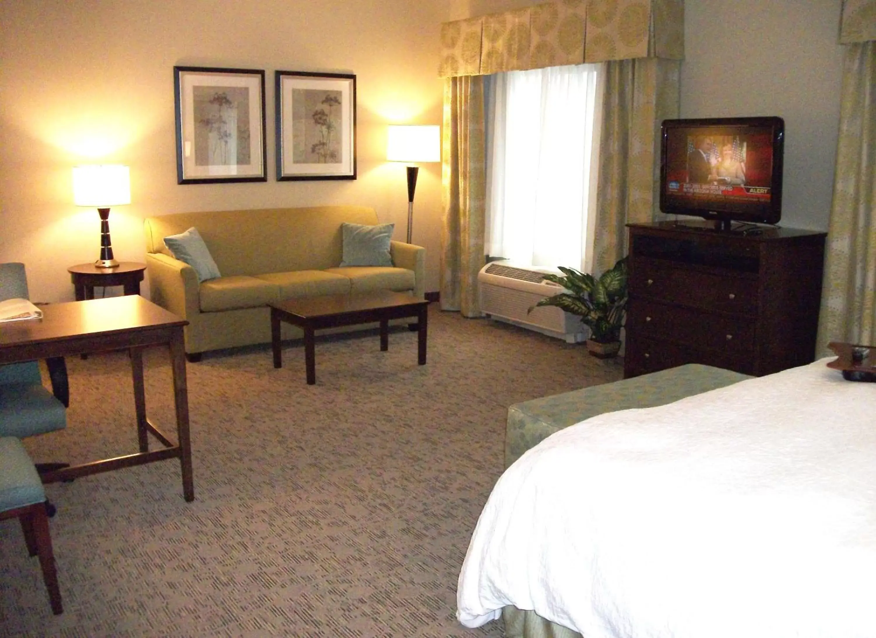 Bedroom, Seating Area in Hampton Inn & Suites Manteca