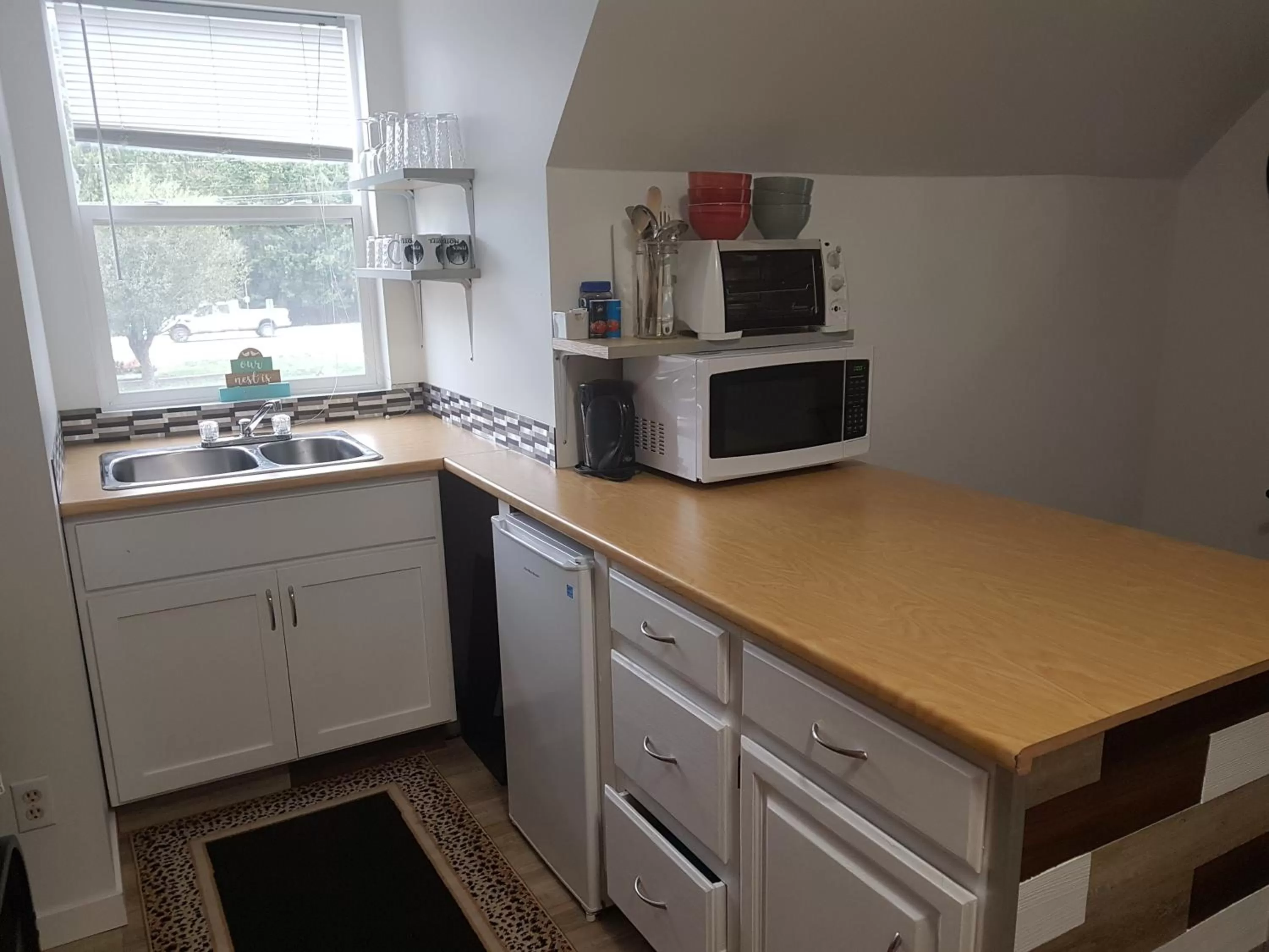 Kitchen or kitchenette in Pines Motel