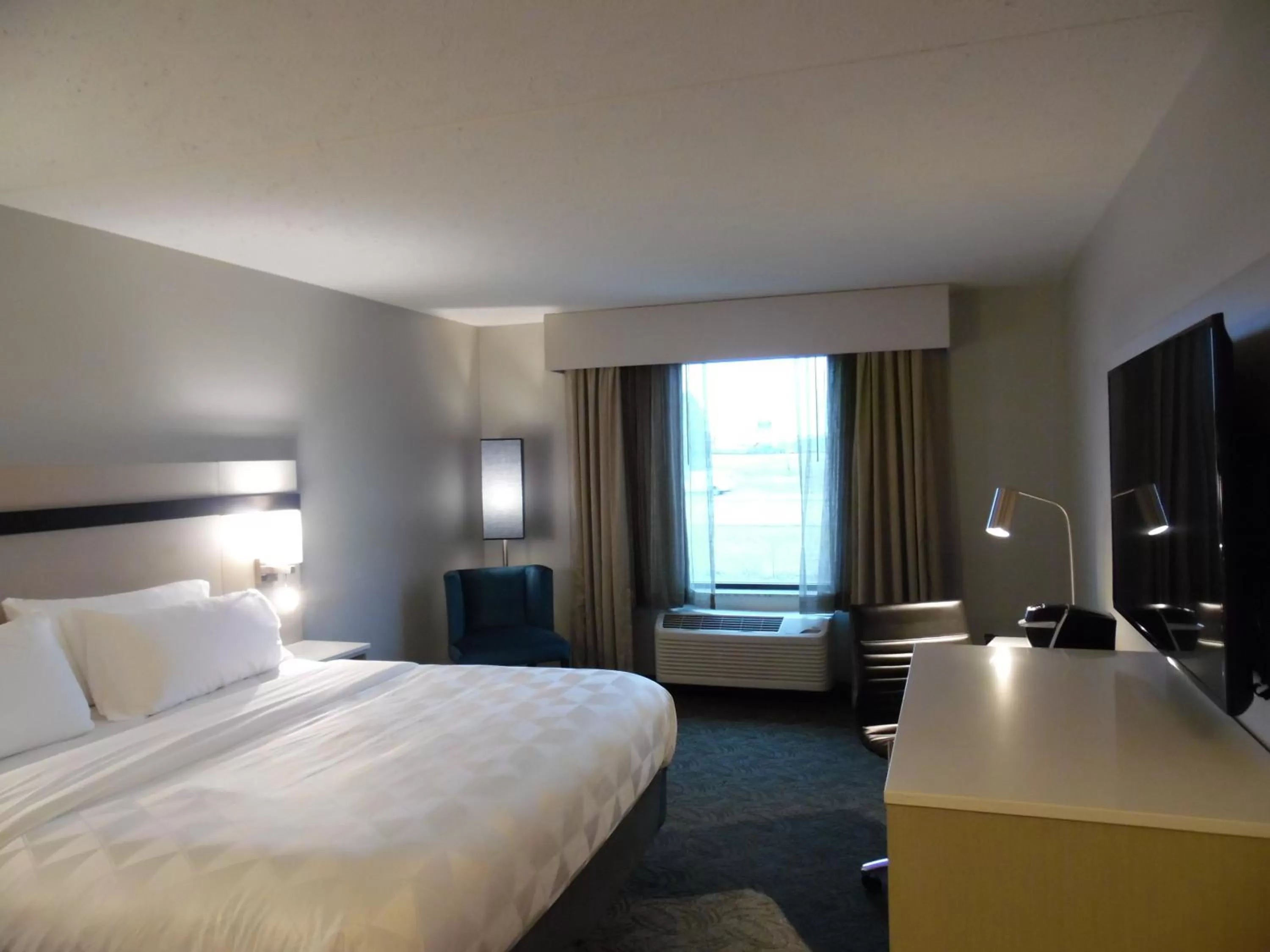 Photo of the whole room, Bed in Holiday Inn - Bloomington - Normal by IHG