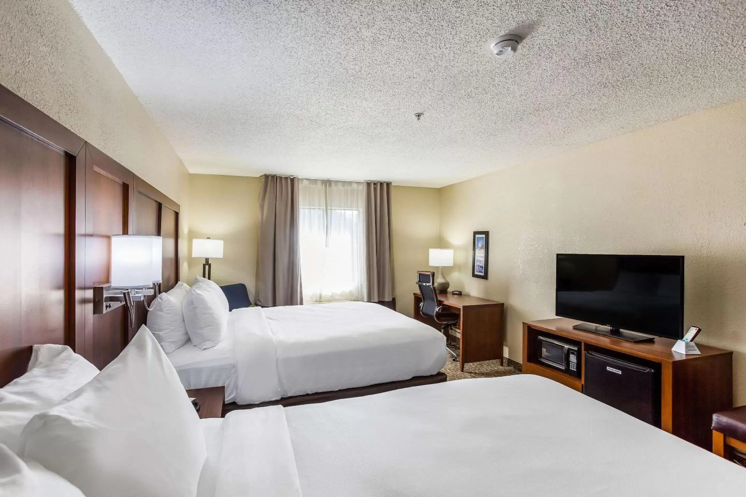 Photo of the whole room, TV/Entertainment Center in Comfort Inn Charleston, WV