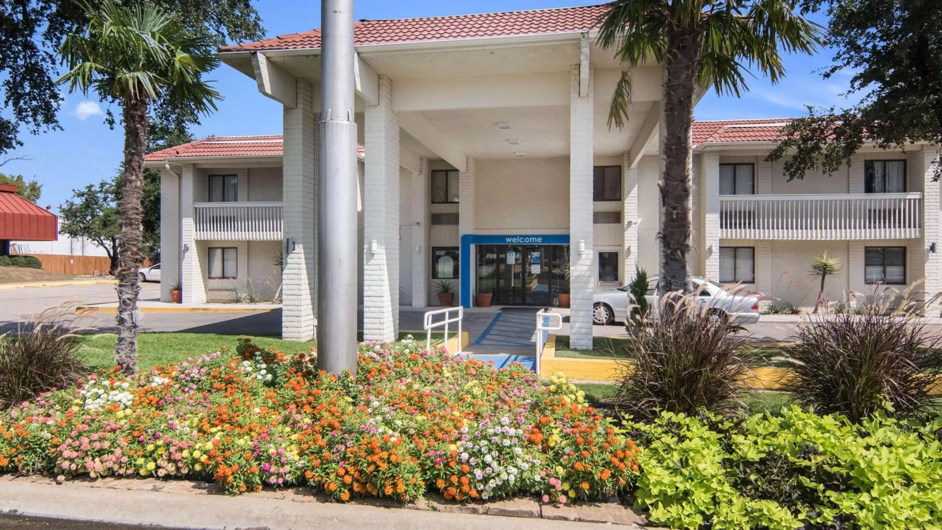 Property building in Motel 6-Addison, TX - Dallas
