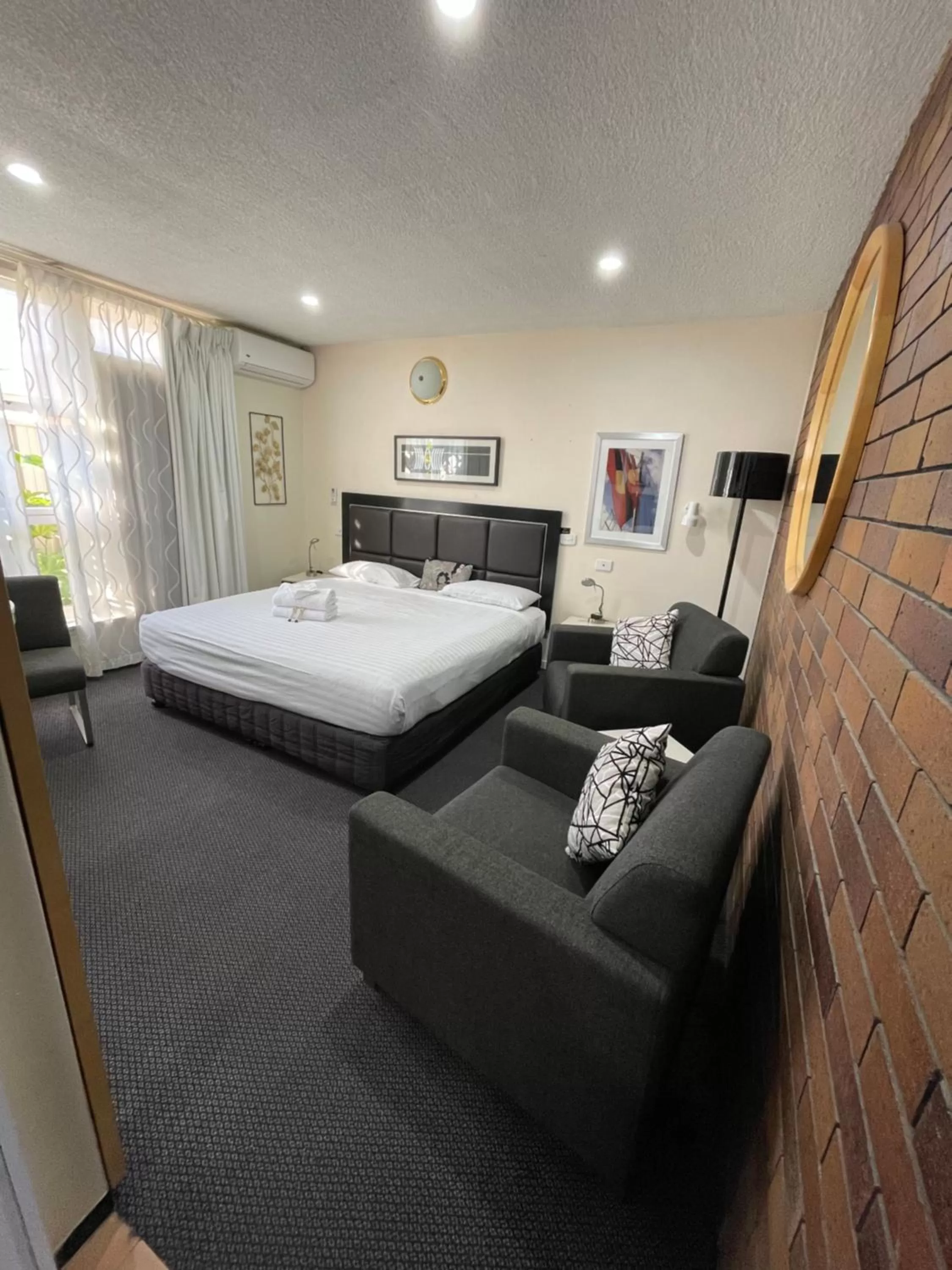 Bed in Lakeview Motor Inn