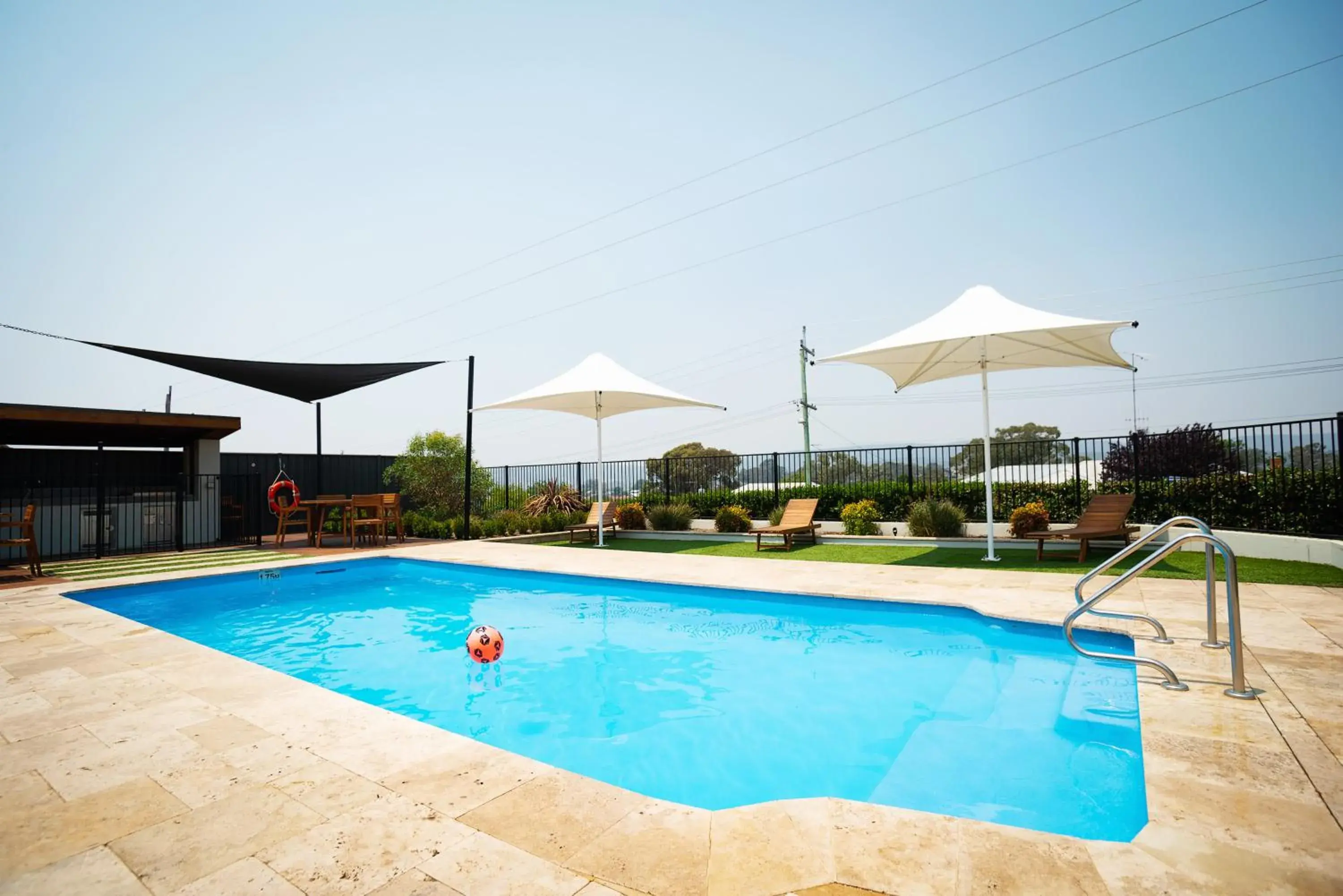 BBQ facilities, Swimming Pool in Crestview Tourist Park