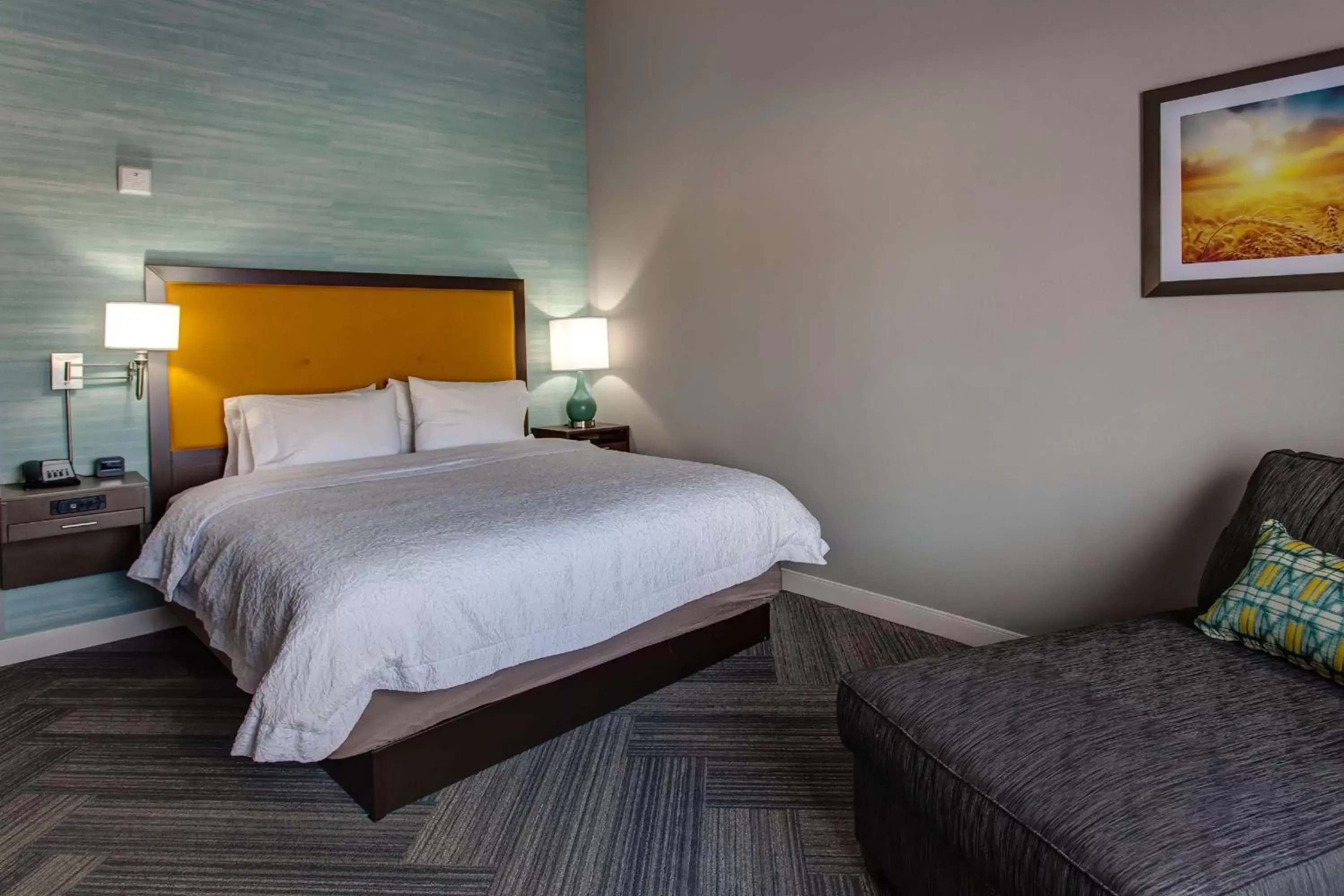 Bed in Hampton Inn & Suites-Wichita/Airport, KS