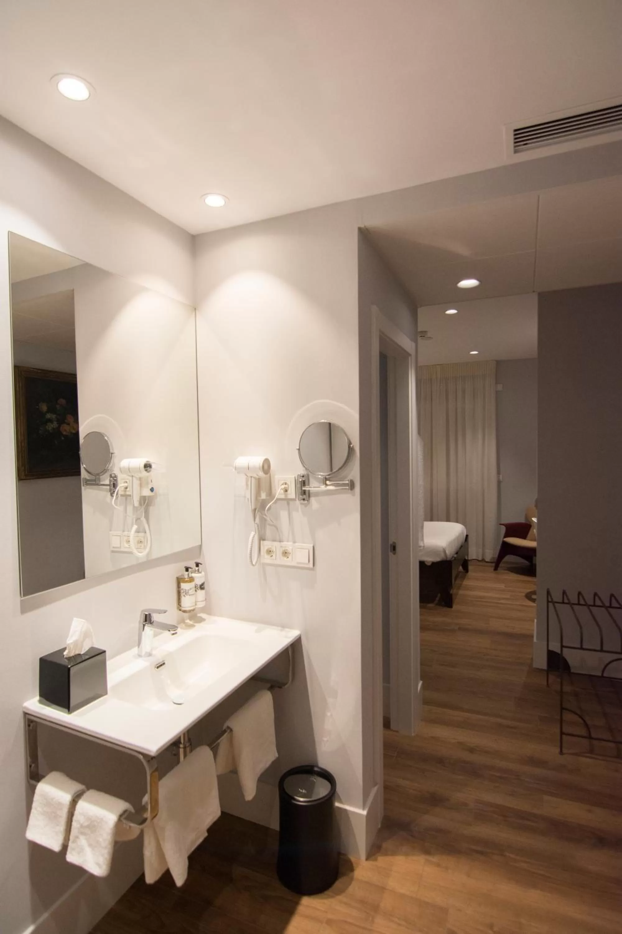 Bathroom, Bed in Hotel Oleum - Parking Gratuito bajo disponibilidad y reserva previa