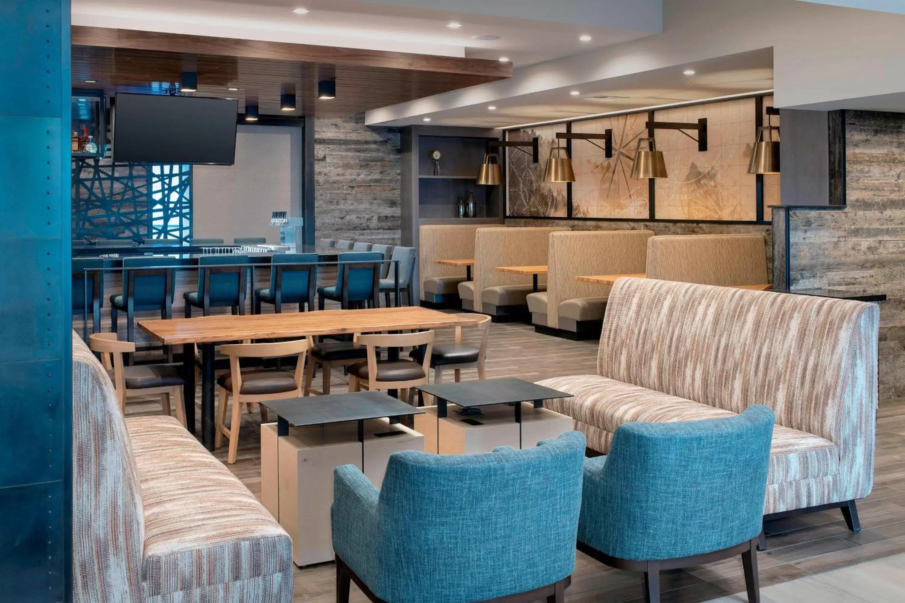 Kitchen or kitchenette, Lounge/Bar in Delta Hotels by Marriott Seattle Everett