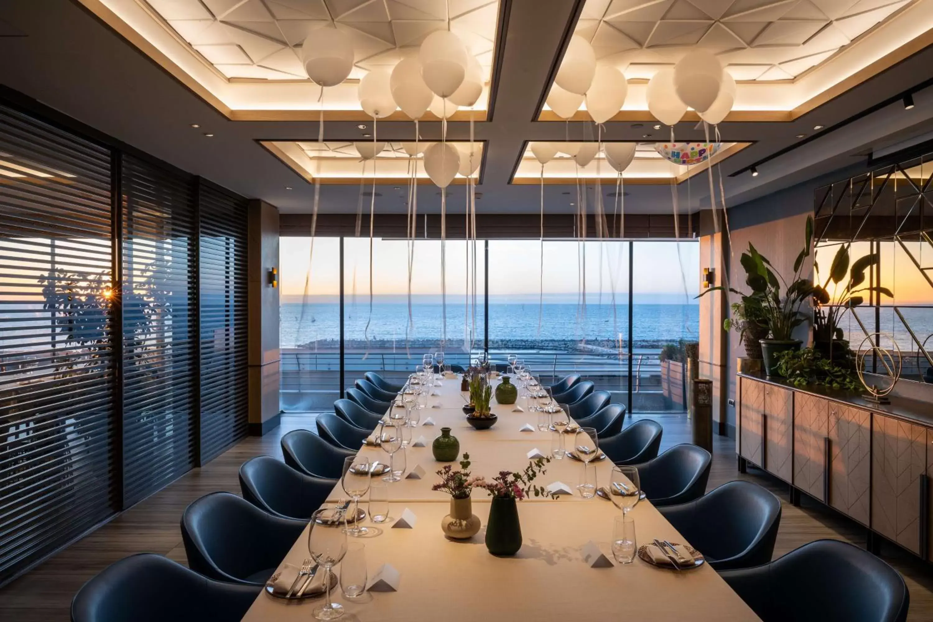 Restaurant/places to eat in The Vista At Hilton Tel Aviv
