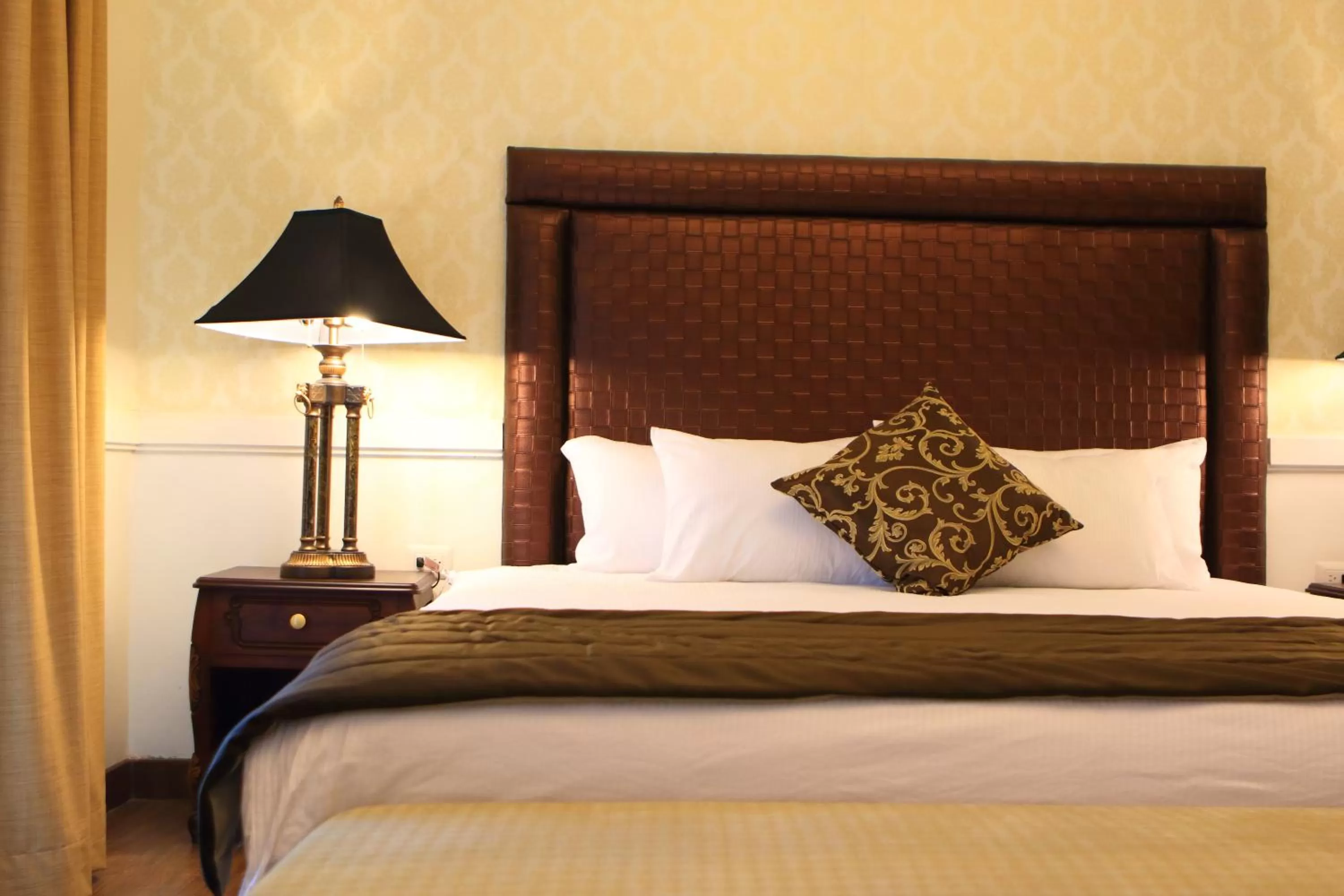 Photo of the whole room, Bed in Presidente Boutique