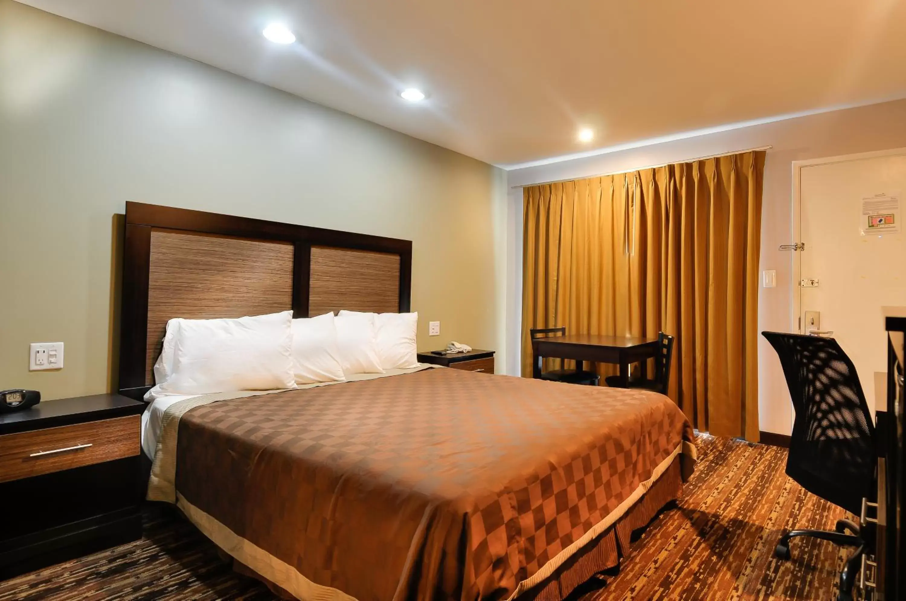 Photo of the whole room, Bed in Vagabond Inn Sunnyvale Photo of the whole room, Bed in Vagabond Inn Sunnyvale