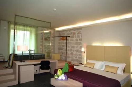 Bedroom, Bed in El Homs Palace Hotel