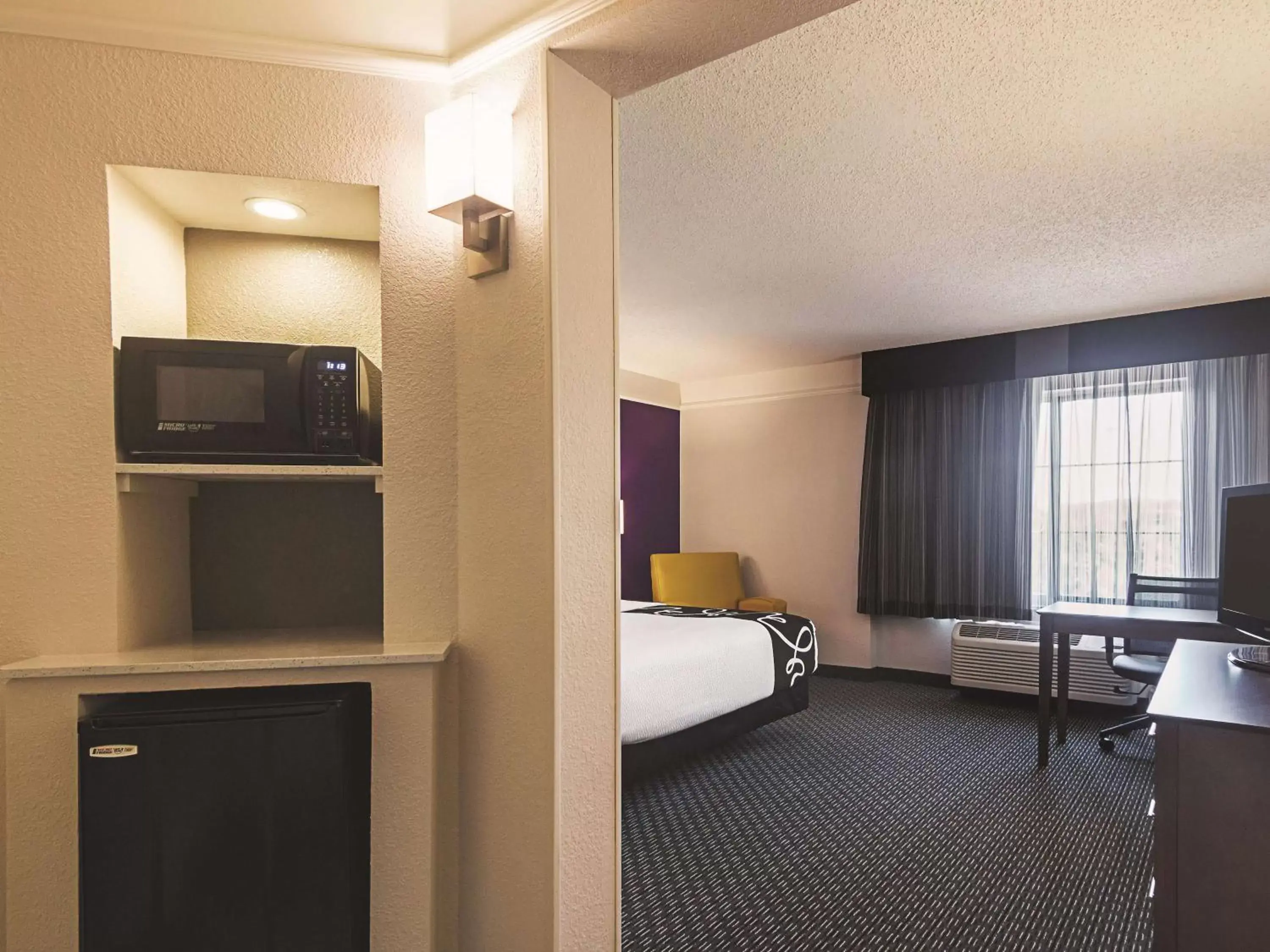 Photo of the whole room, Bed in La Quinta by Wyndham Oklahoma City - NW Expwy
