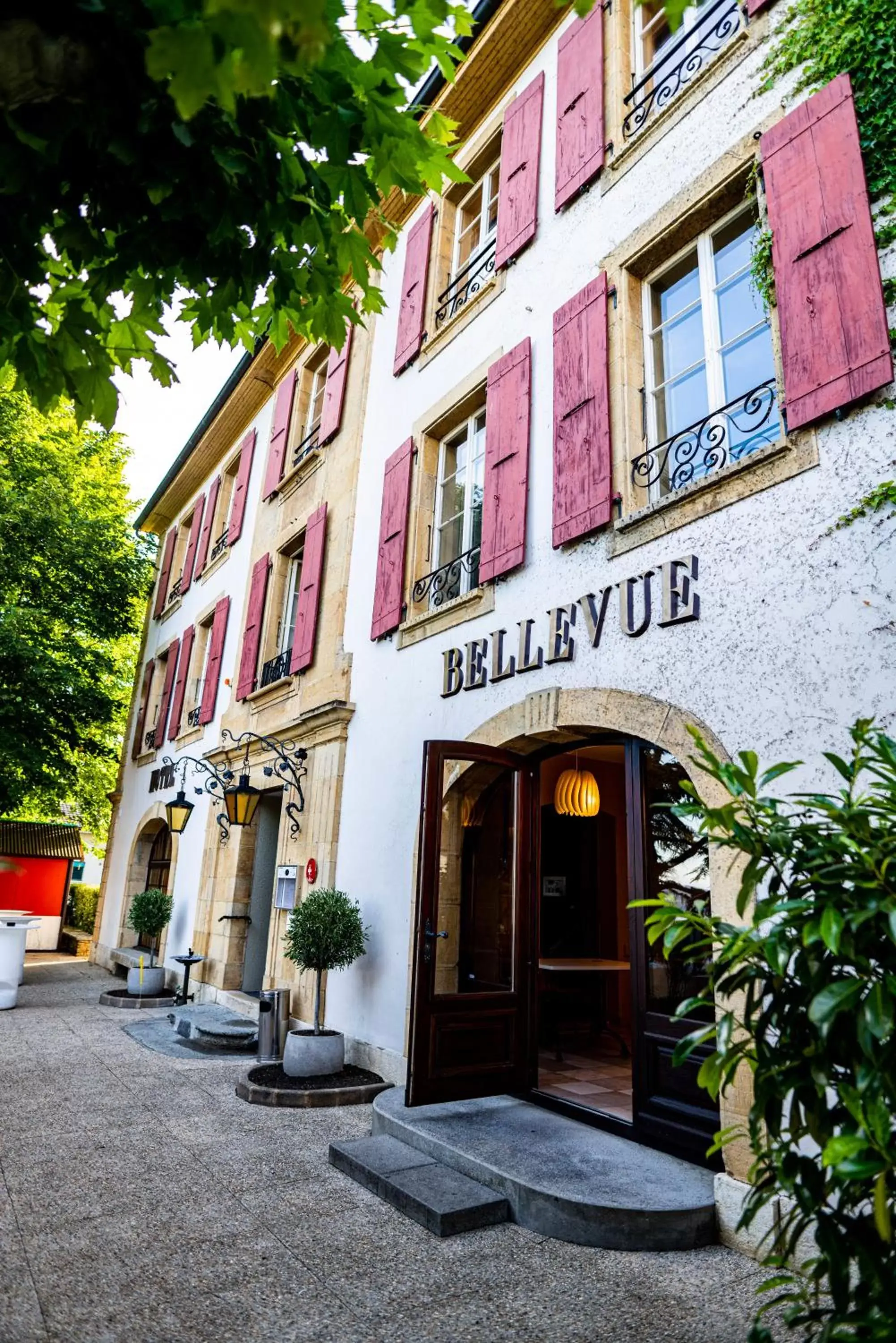 Property building in Hôtel Restaurant Bellevue
