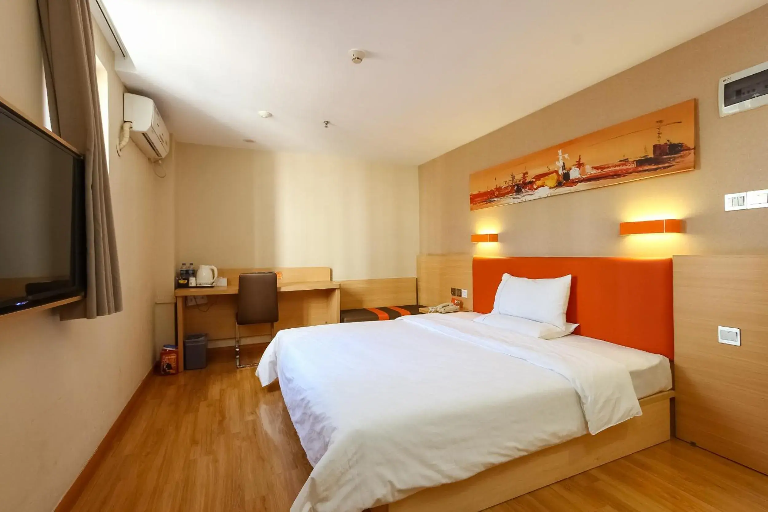 Photo of the whole room, Bed in 7 Days Premium Guangzhou Tianhe Shipaiqiao Metro Station Taikoo Hui