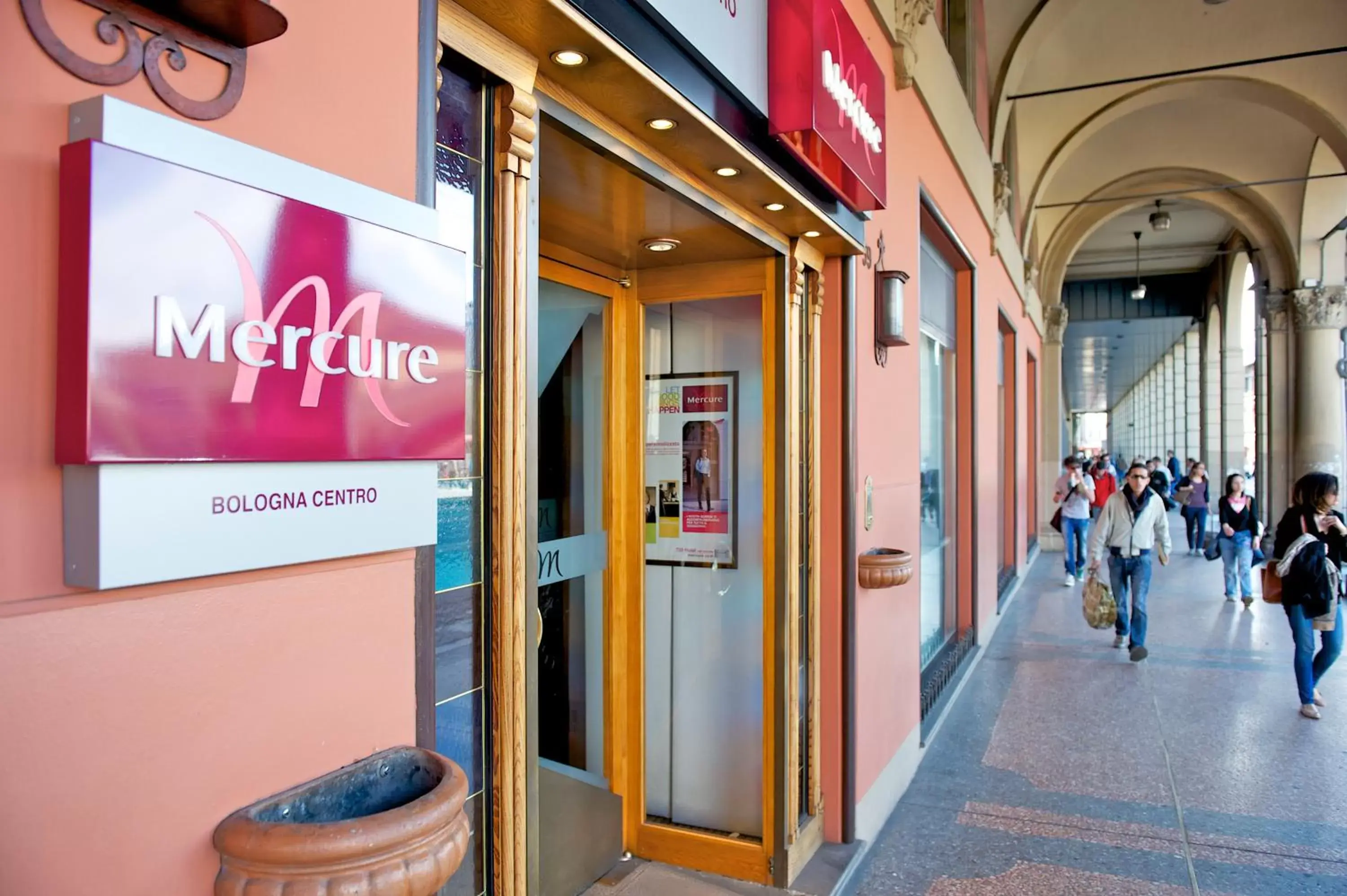 Facade/entrance in Mercure Bologna Centro