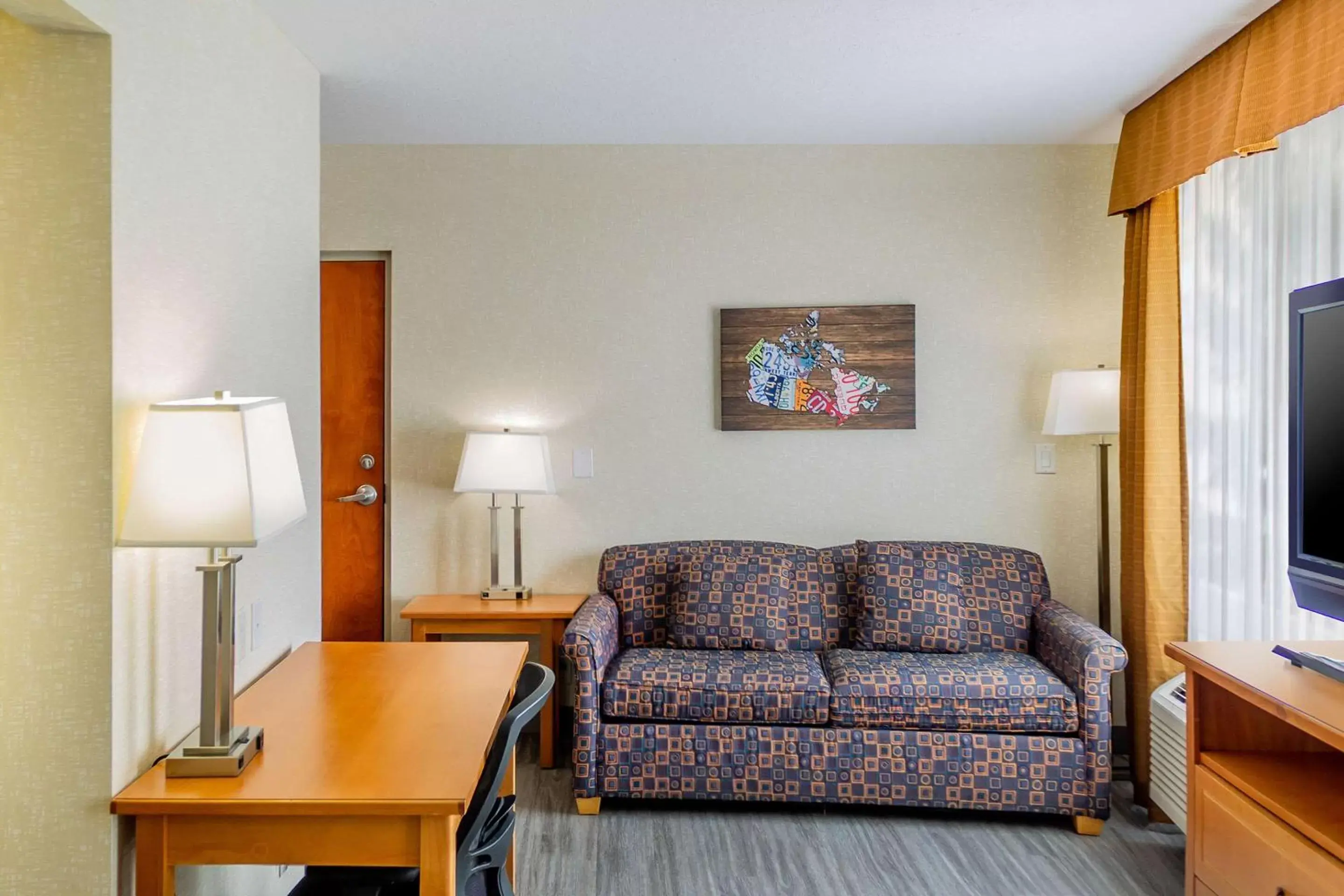 Photo of the whole room, Seating Area in Econo Lodge Inn & Suites University