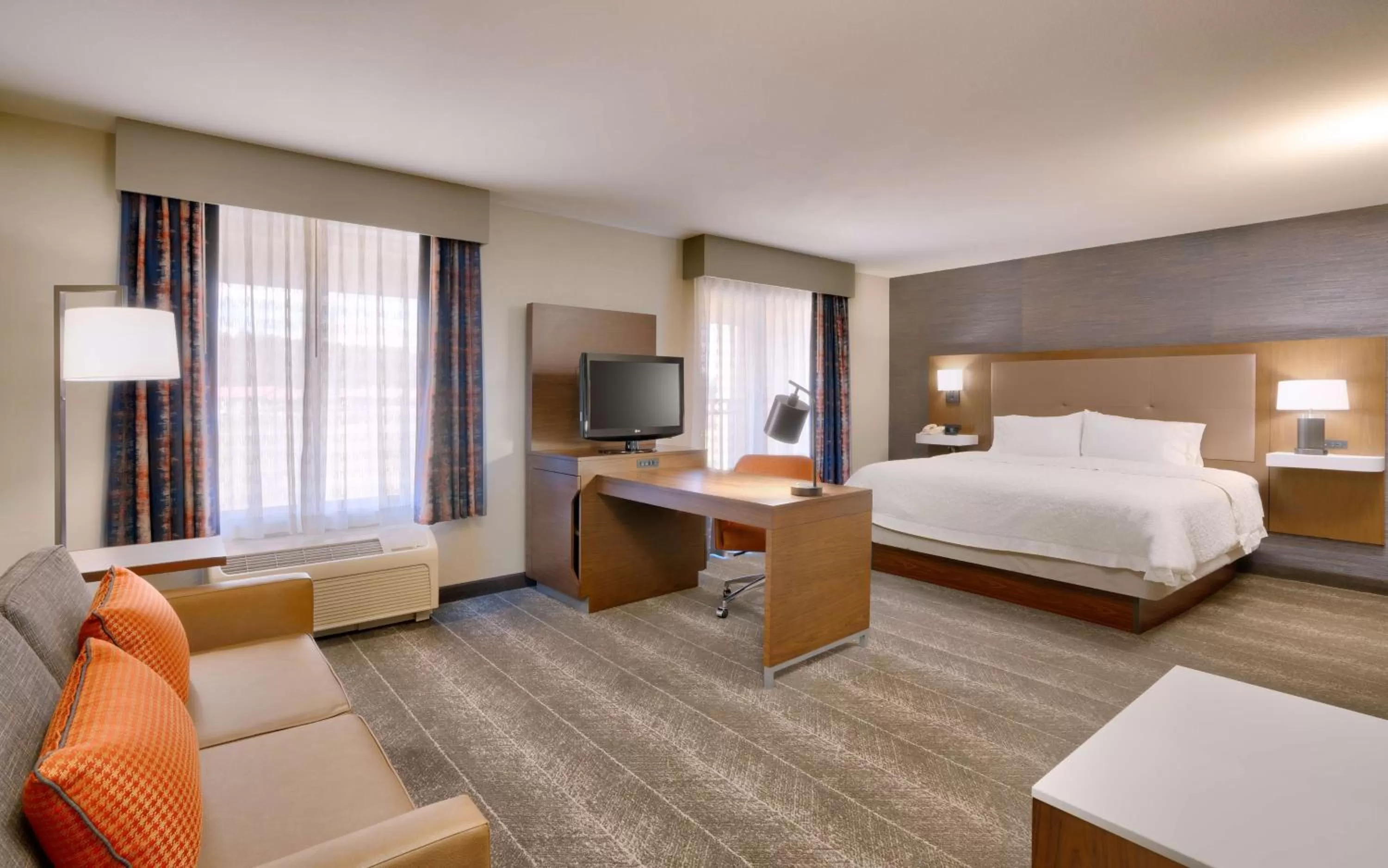 Bedroom, Bed in Hampton Inn & Suites Show Low-Pinetop
