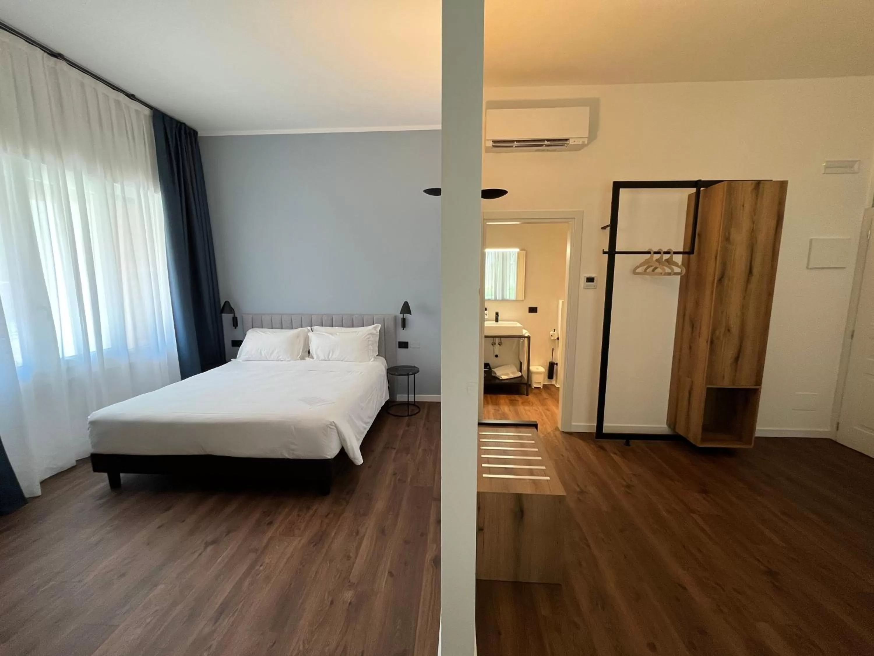 Bathroom, Bed in The Foscarini