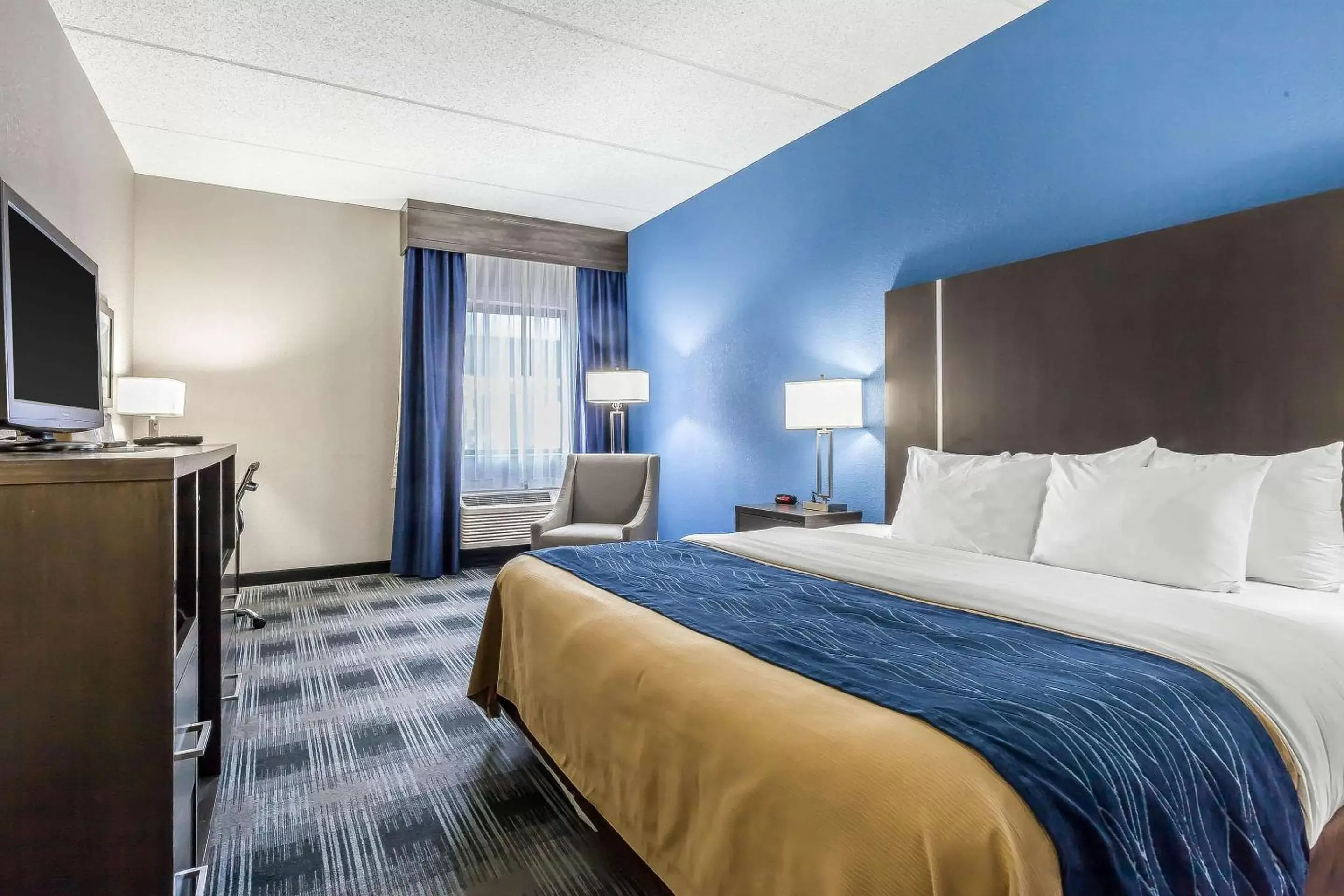 Photo of the whole room, Bed in Comfort Inn Cleveland Airport