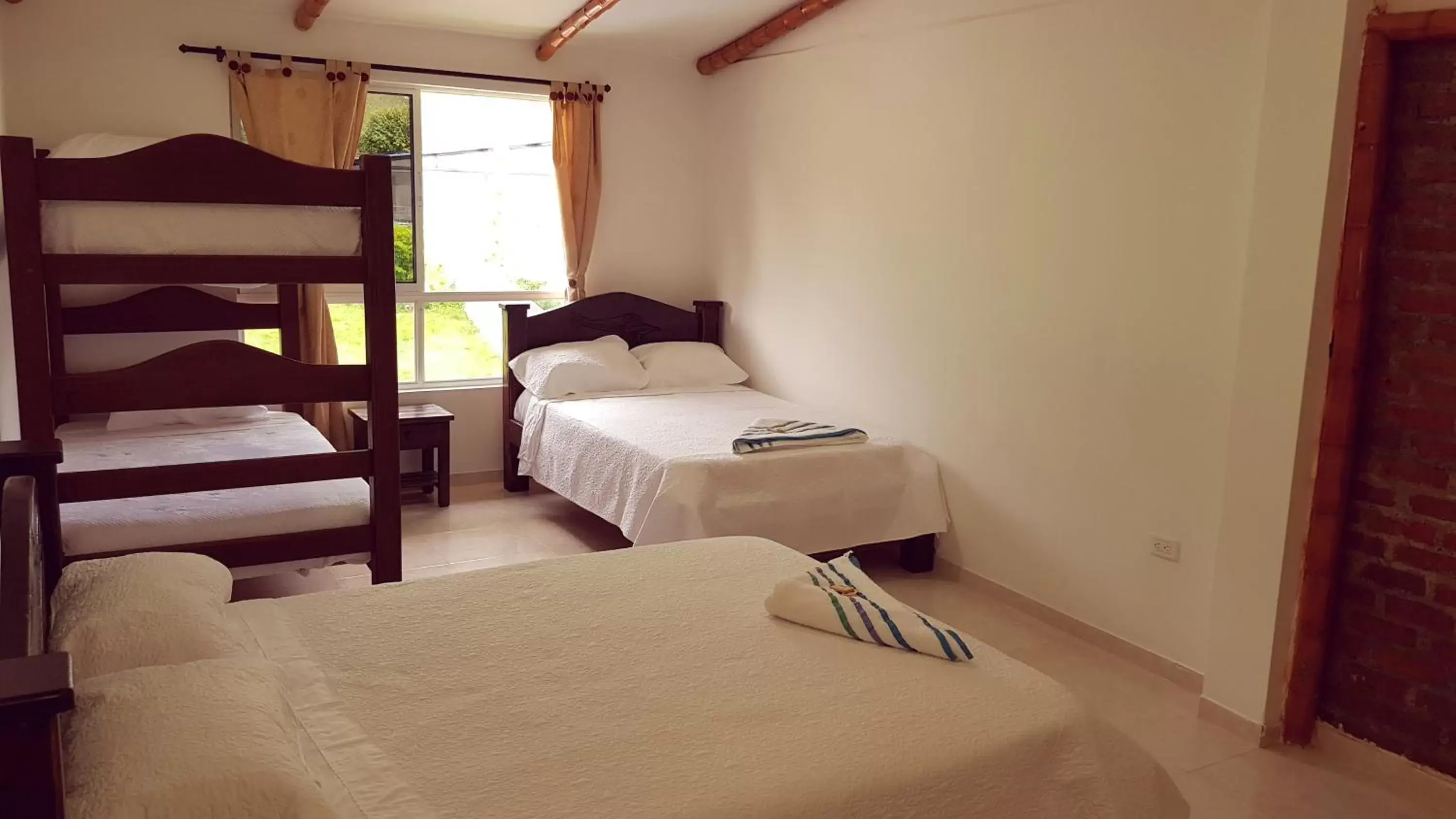 Family Room with Private Bathroom in Dedalos Fly House Family Room with Private Bathroom in Dedalos Fly House