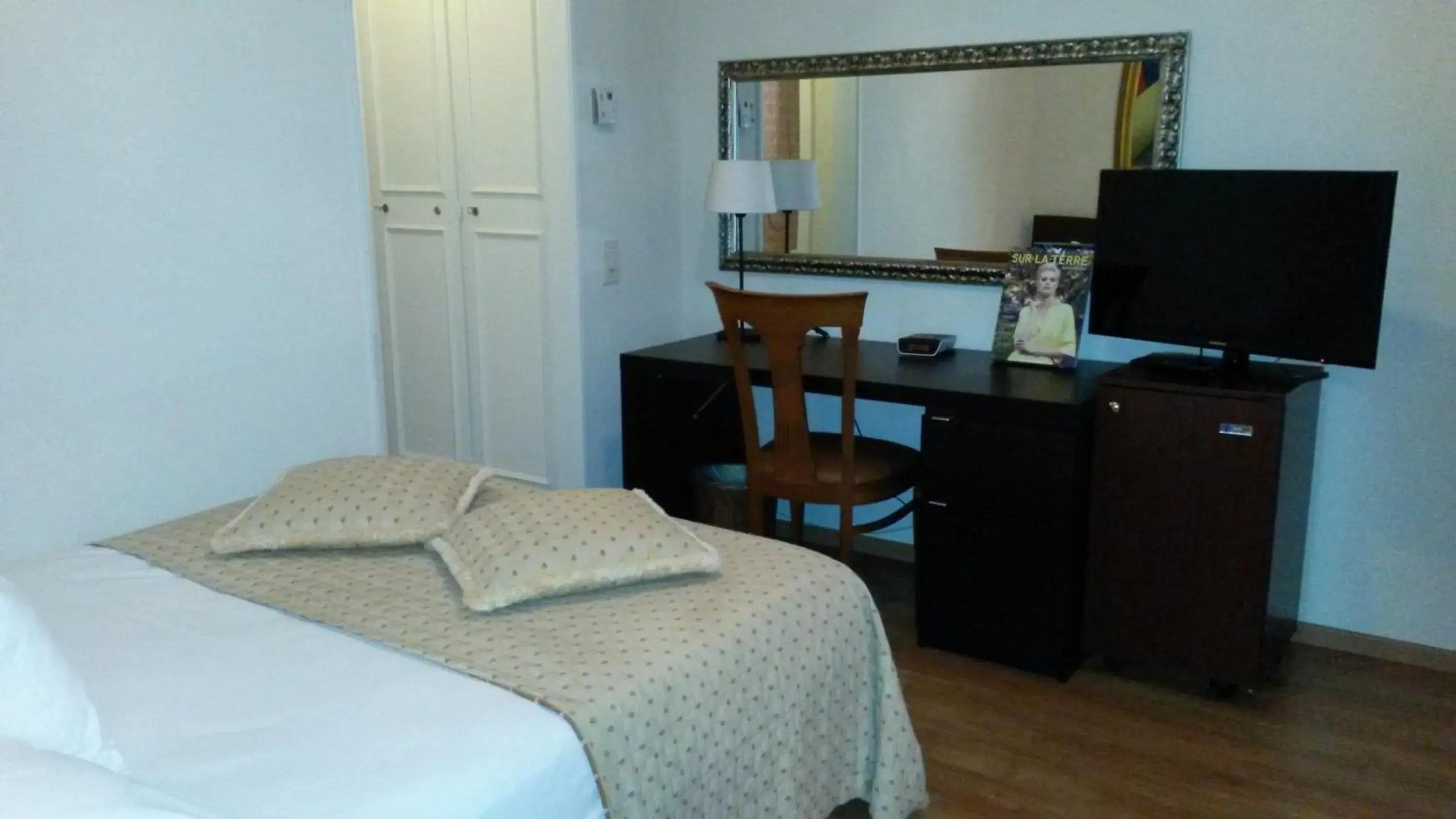 Bed, TV/Entertainment Center in Hotel Century