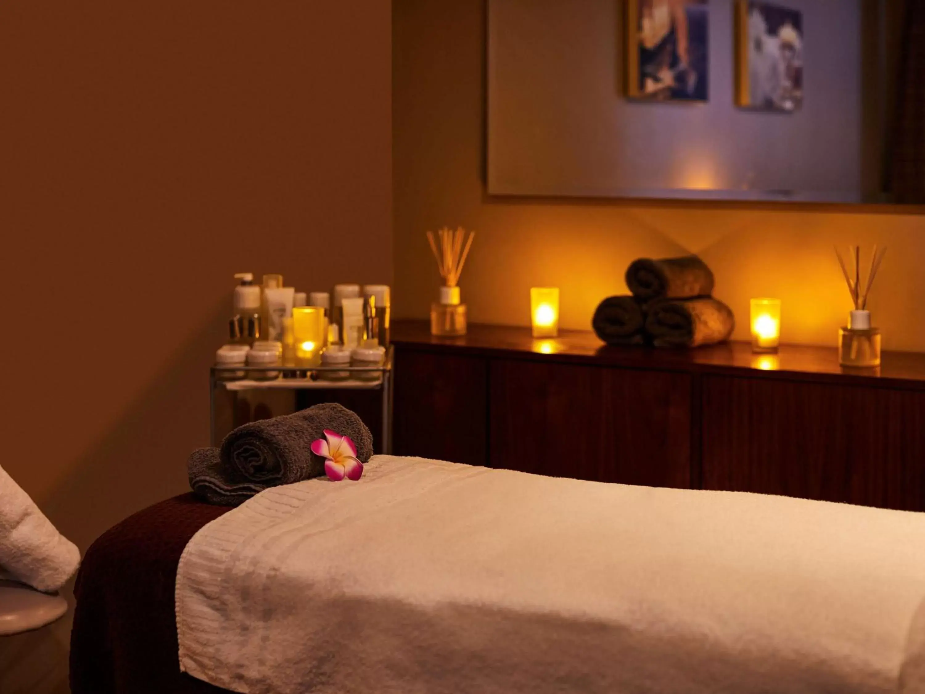 Spa and wellness centre/facilities, Bed in Mercure Barnsley Tankersley Manor Hotel