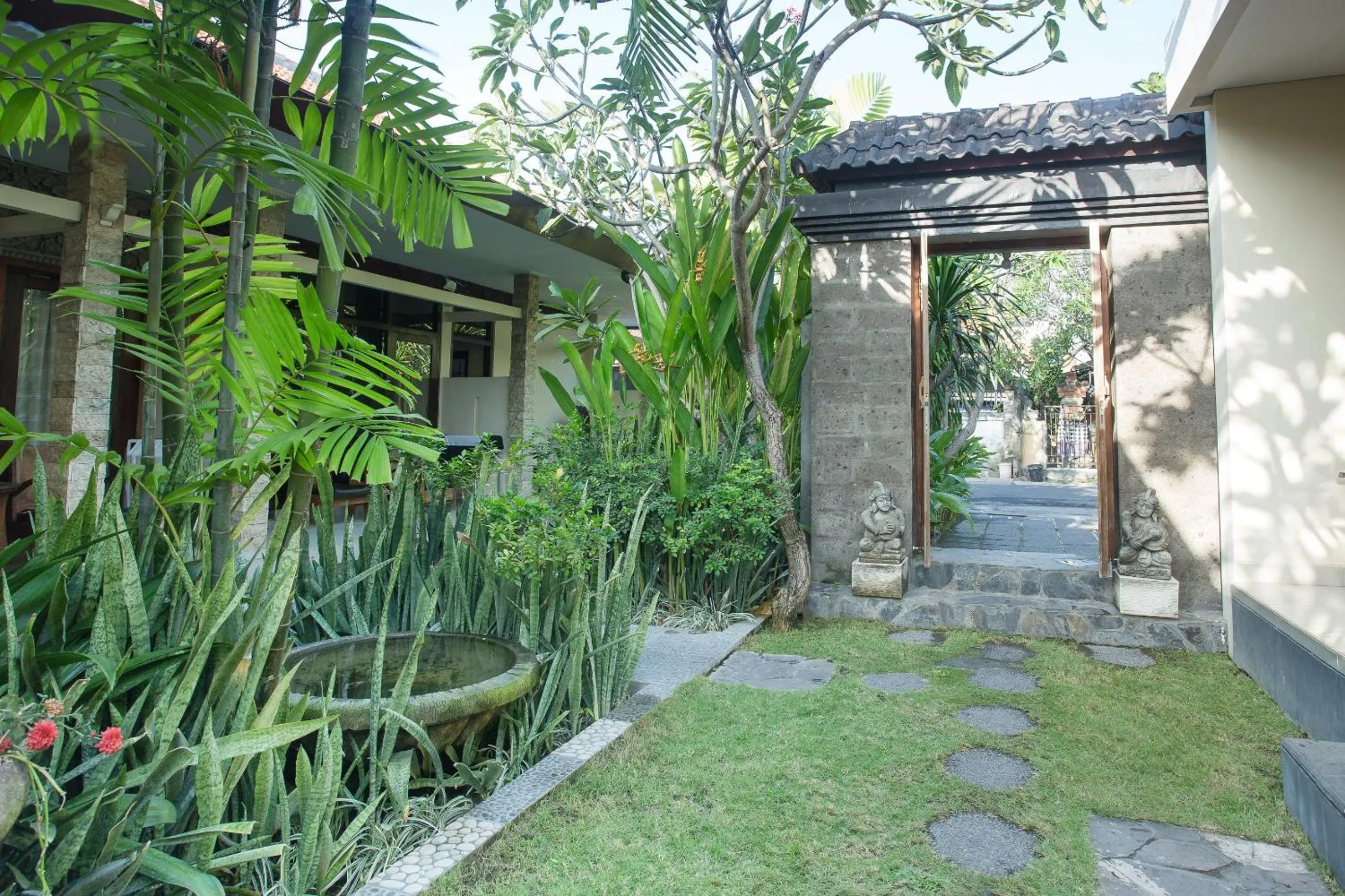 Property building in Blanjong Homestay by ecommerceloka